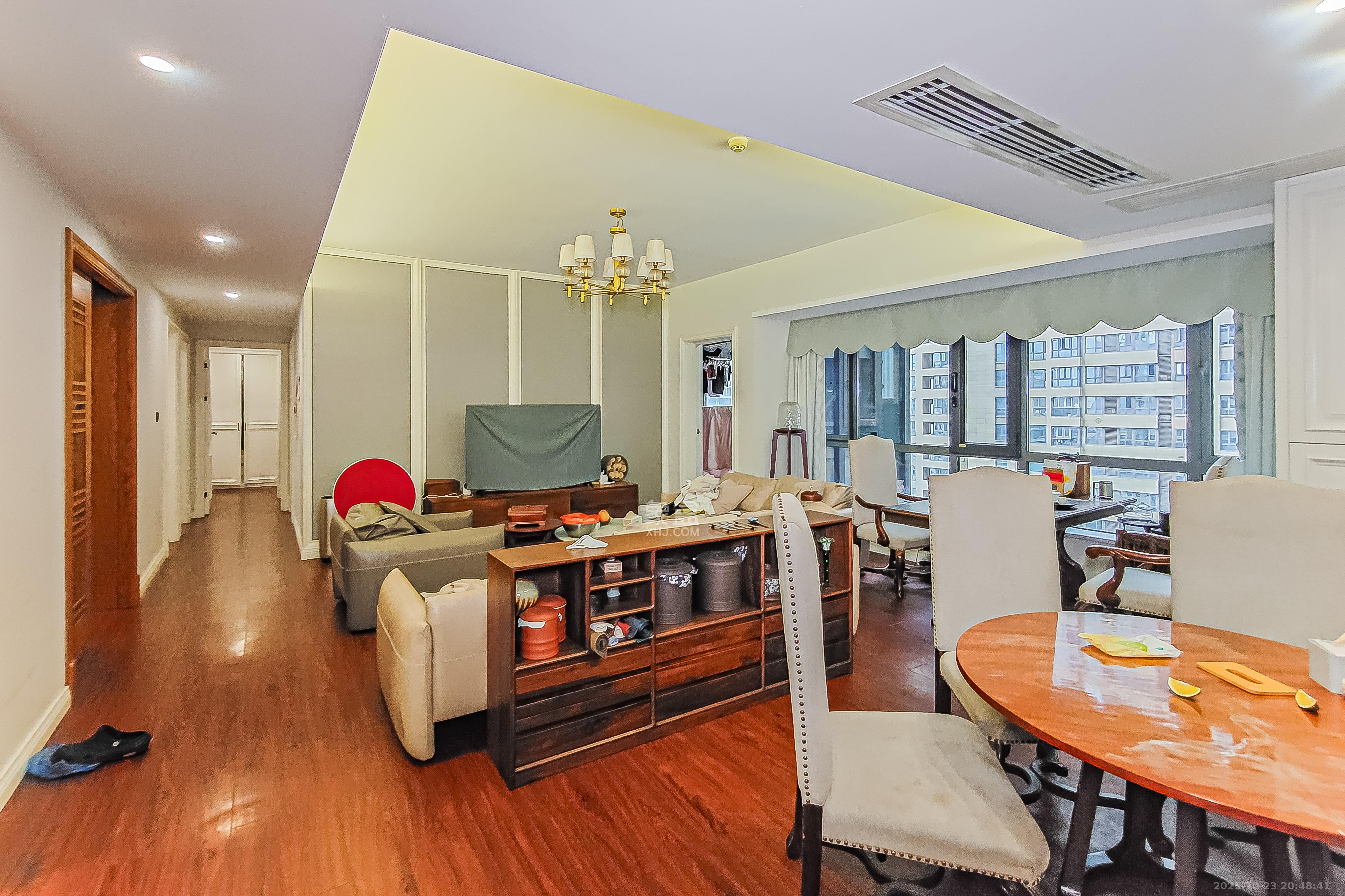 保利国际广场  1室2厅1卫    348.0万 保利国际广场  1室2厅1卫    348.0万客厅