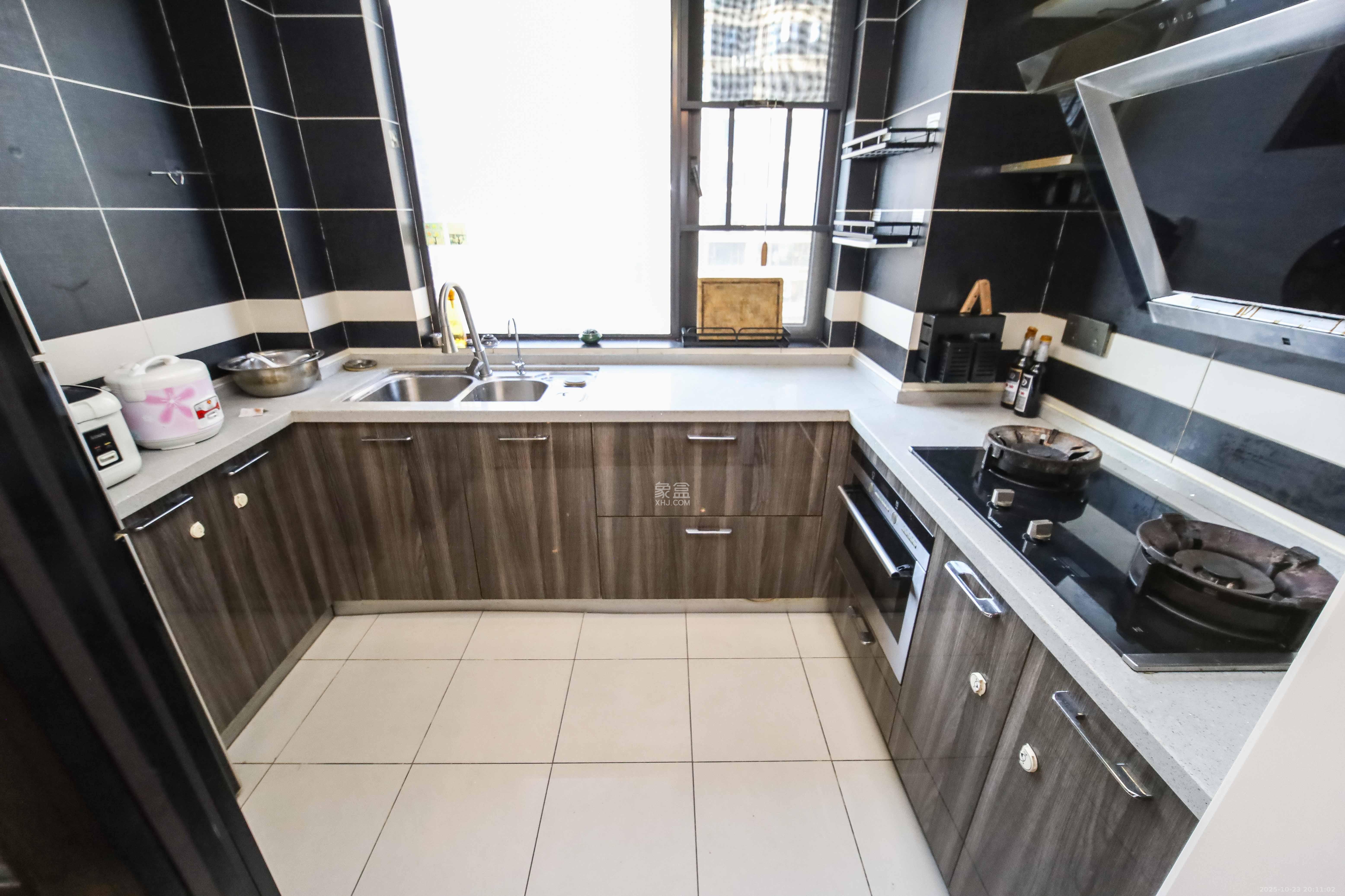 红橡华园(菲莎公馆)  3室2厅2卫    168.0万厨房