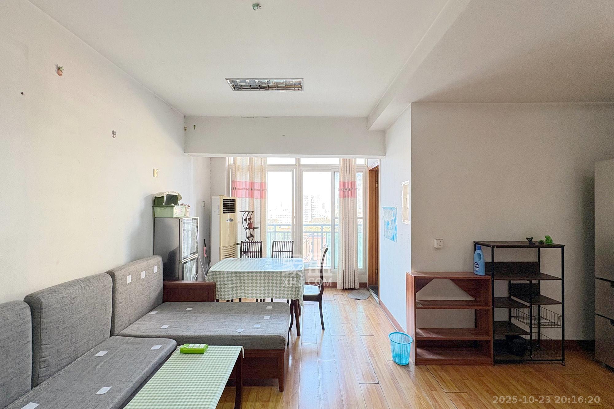 香格里嘉园  4室2厅2卫    88.0万客厅