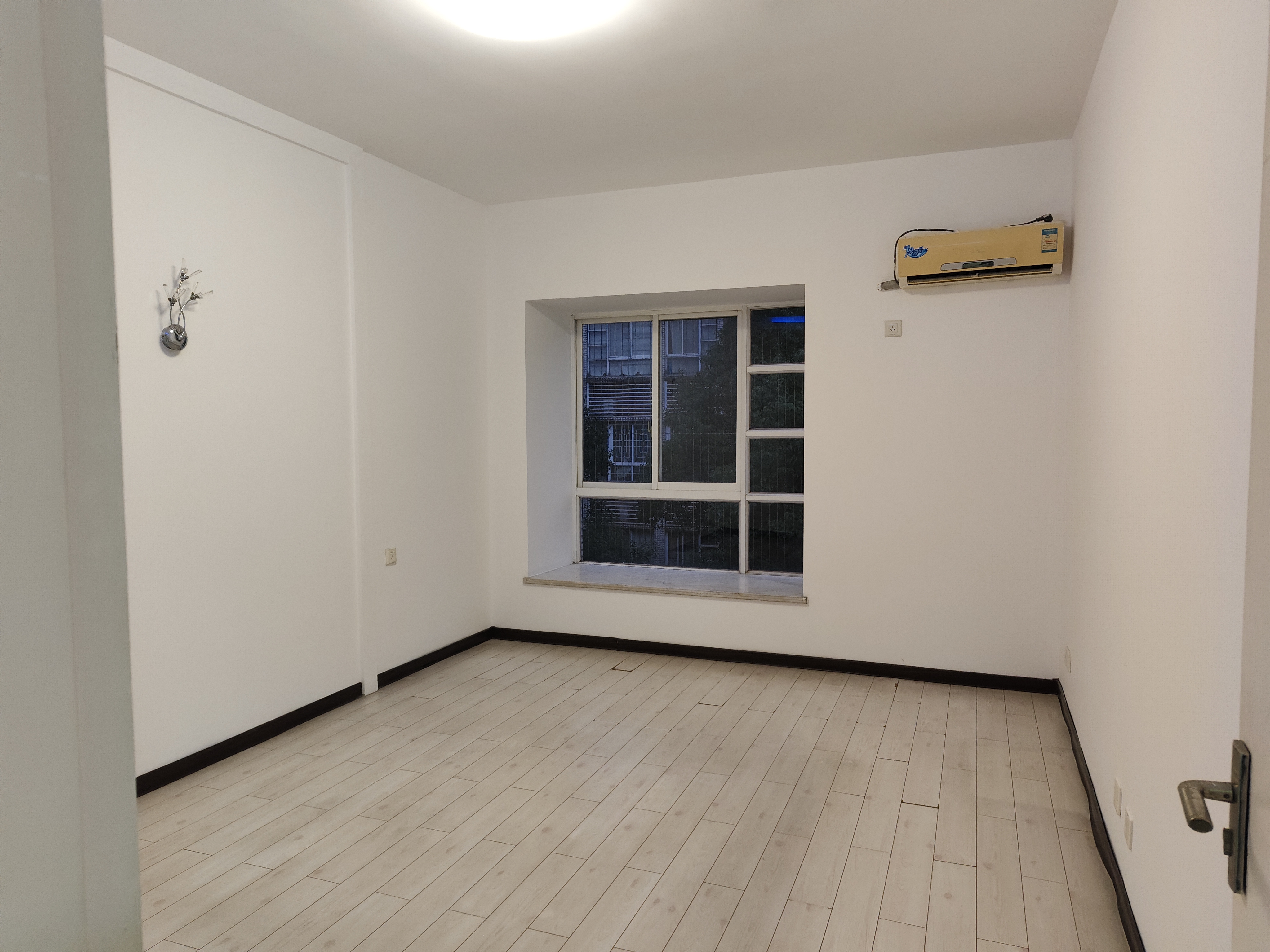 丽景雅苑  1室2厅2卫    40.0万客厅