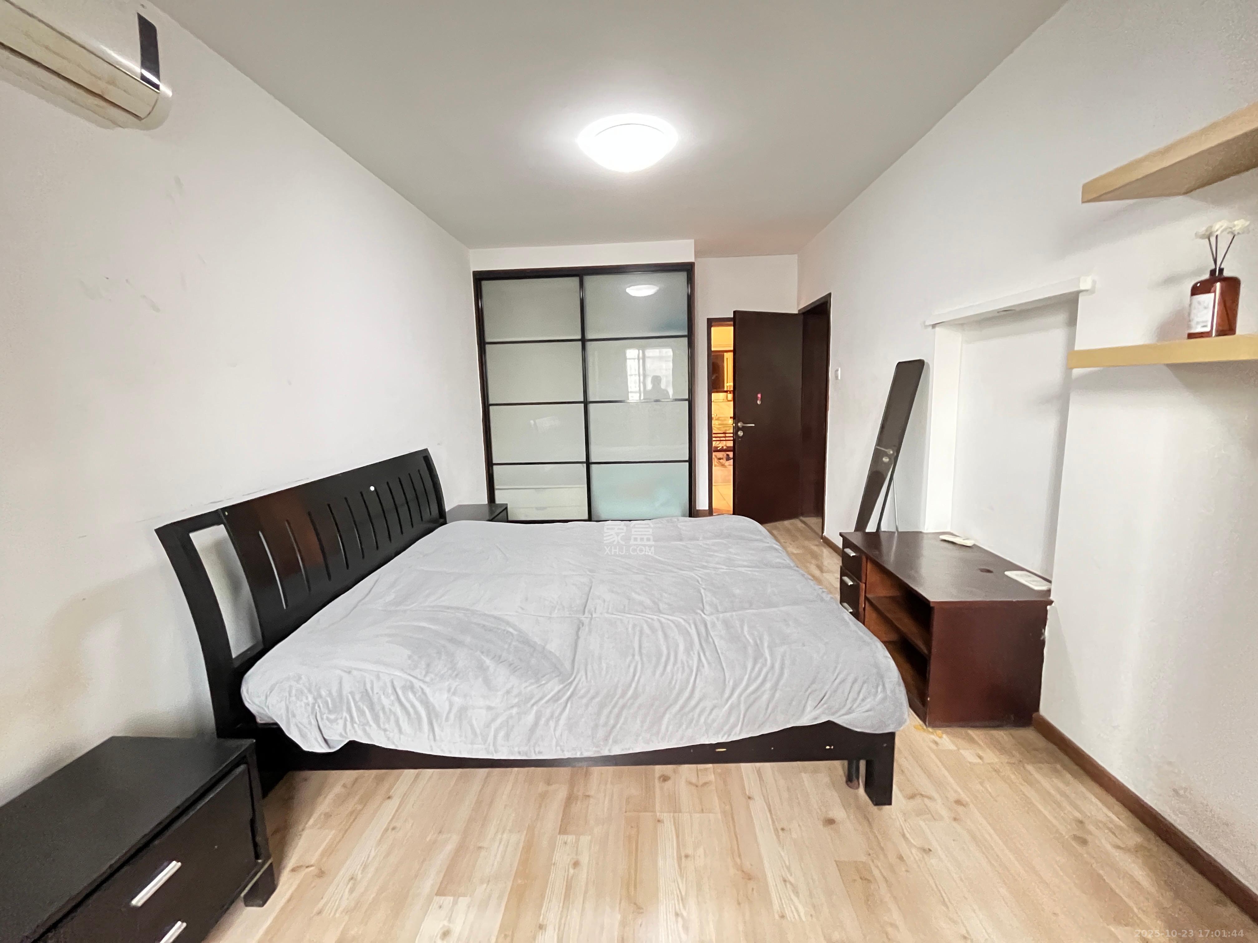 东南明苑  5室2厅2卫    1900.0元/月室内图