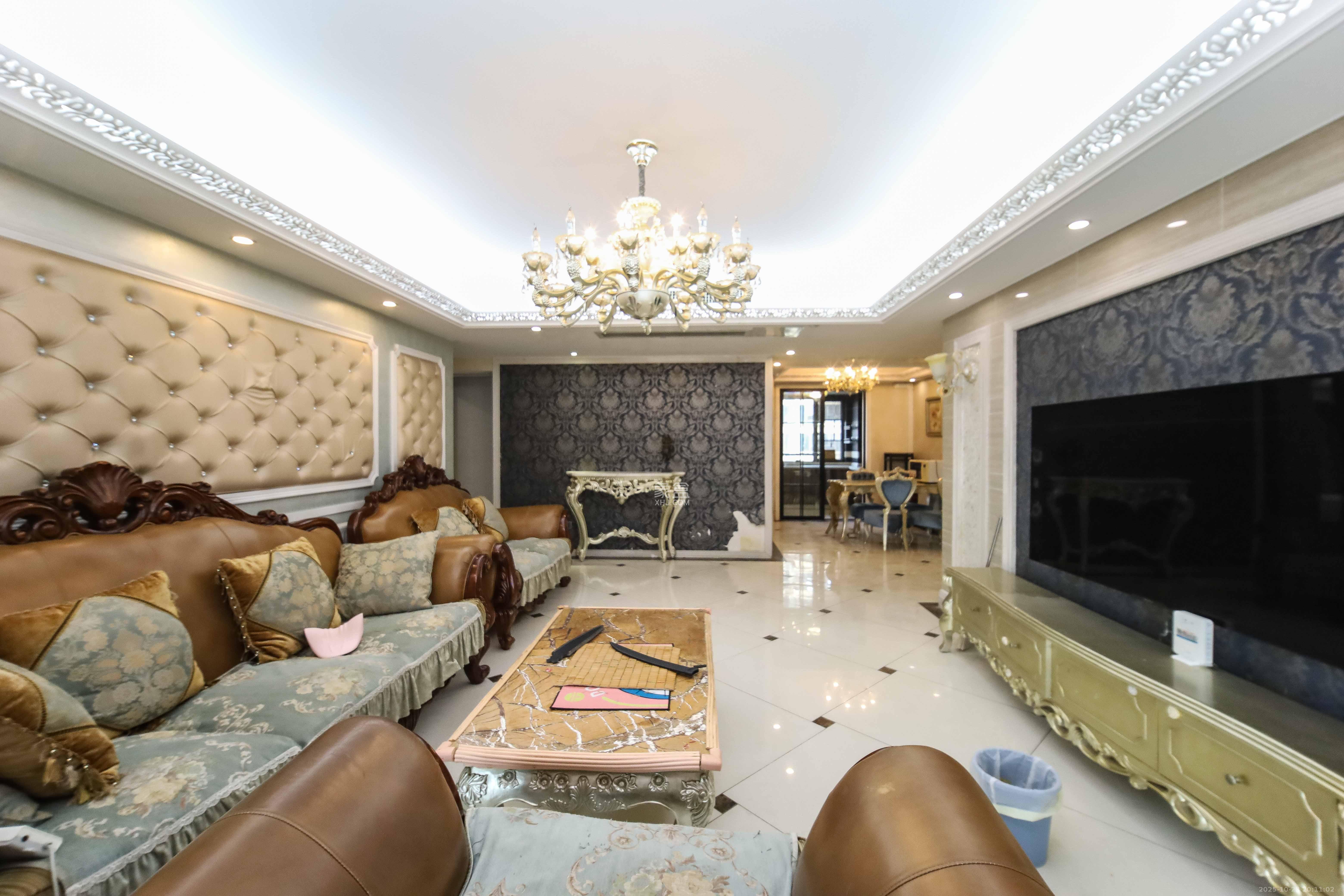 红橡华园(菲莎公馆)  3室2厅2卫    168.0万客厅