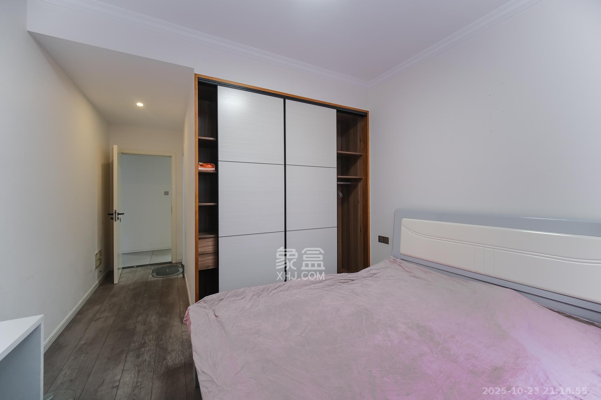 三一街区  3室2厅2卫    92.8万卧室