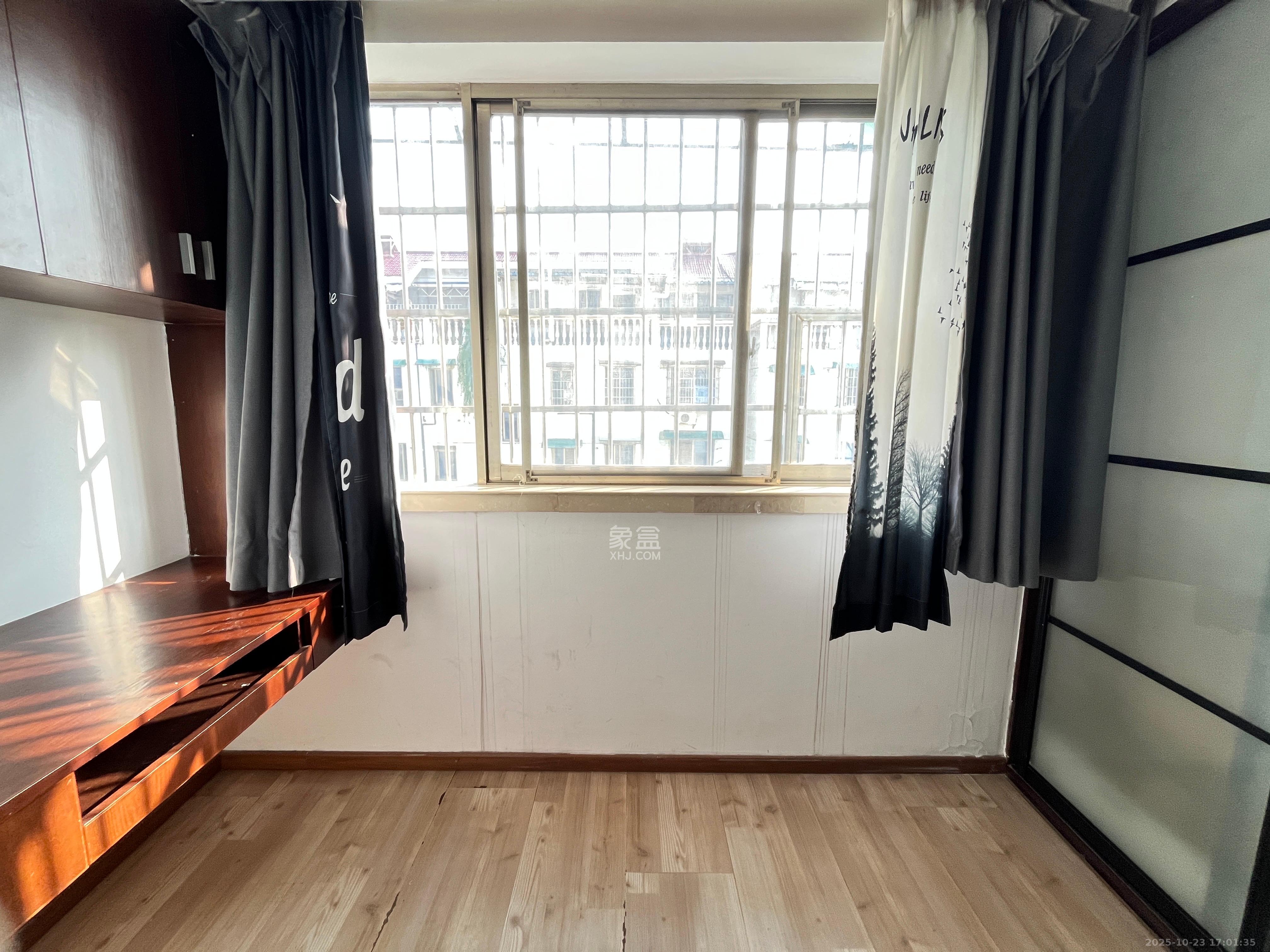 东南明苑  5室2厅2卫    1900.0元/月室内图