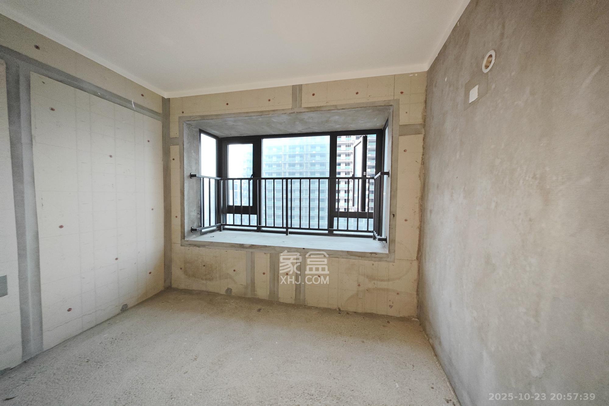 保利大都汇四期  5室2厅2卫    168.0万卧室