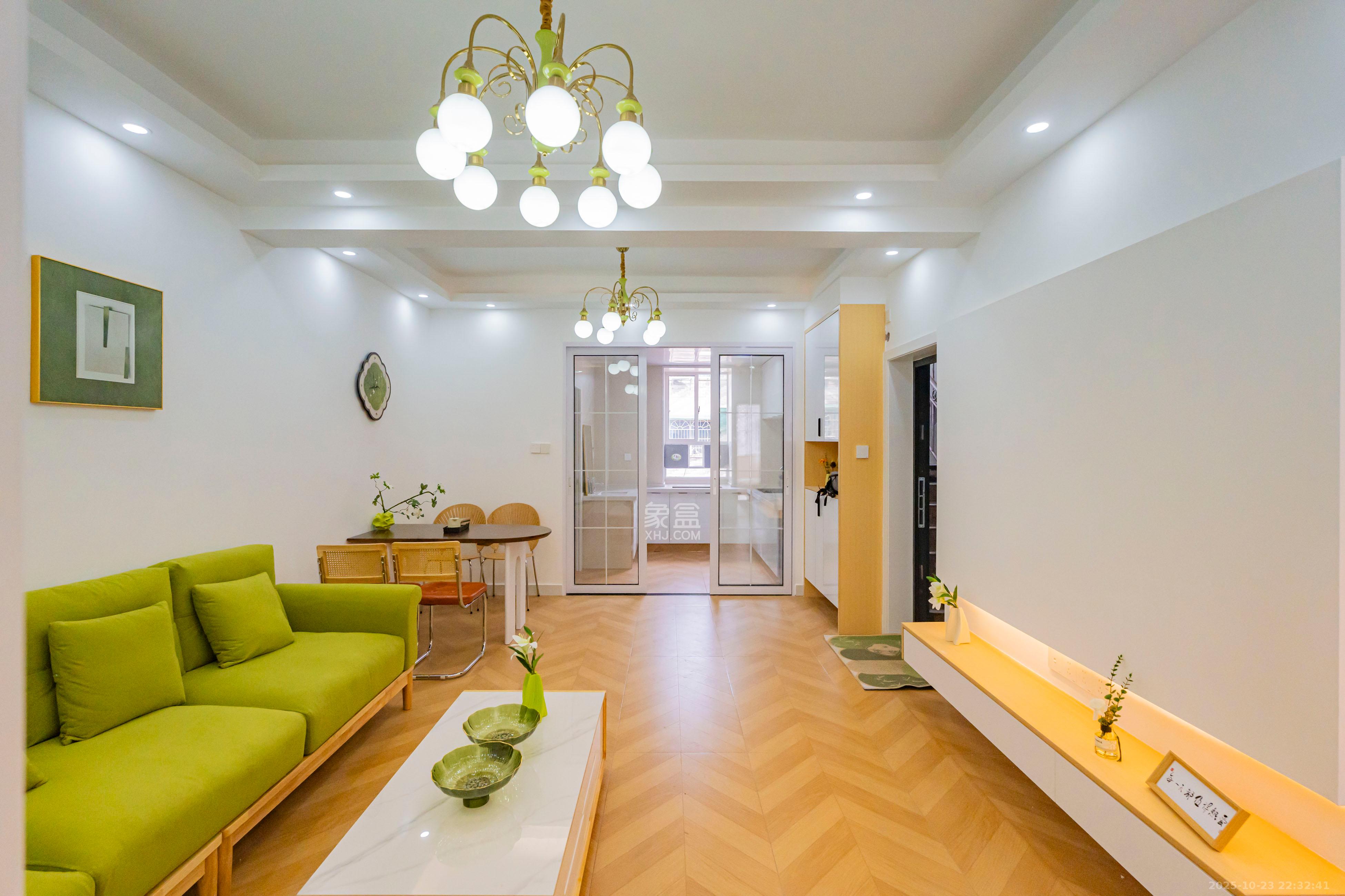 四方商贸城  3室2厅1卫    56.8万客厅