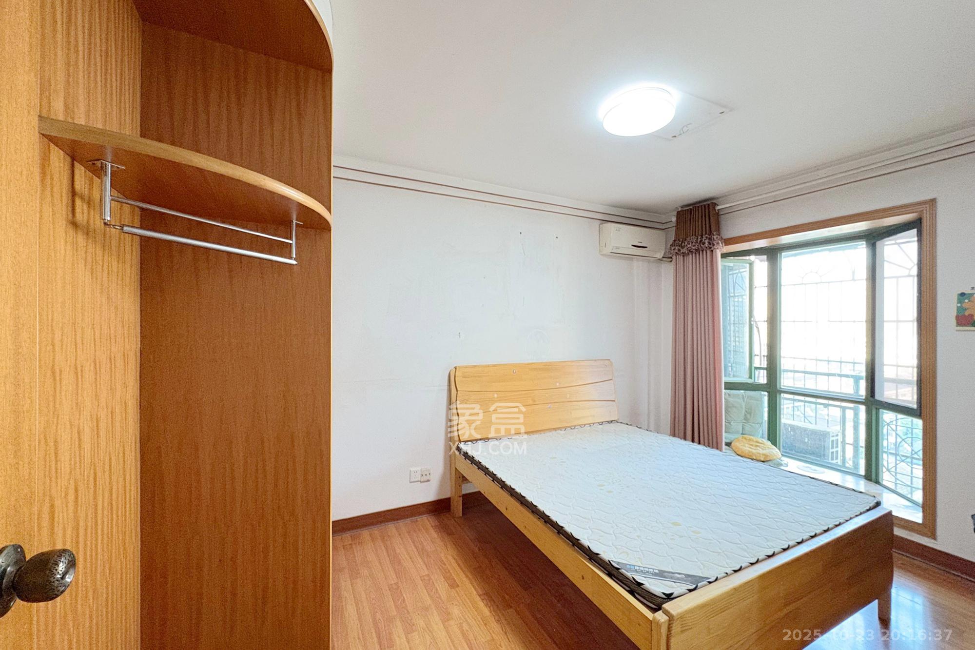 香格里嘉园  4室2厅2卫    88.0万卧室