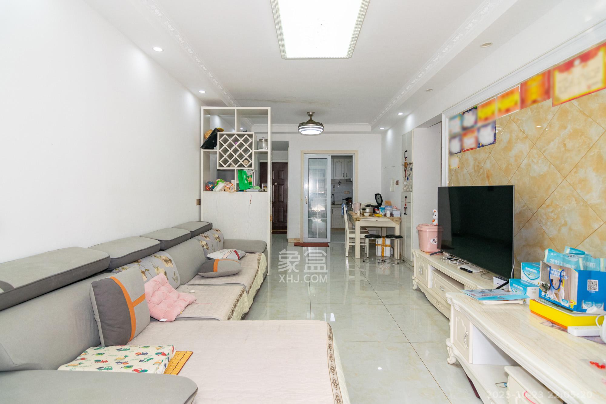 新城国际花都  3室2厅1卫    64.0万客厅