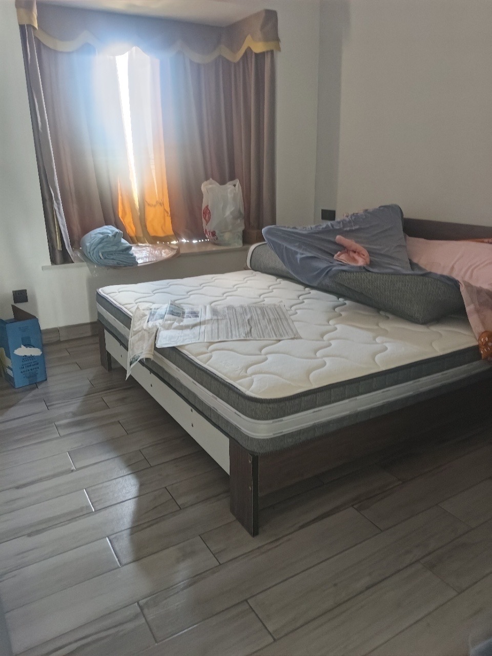 绿地城逸园  1室2厅2卫    110.0万客厅