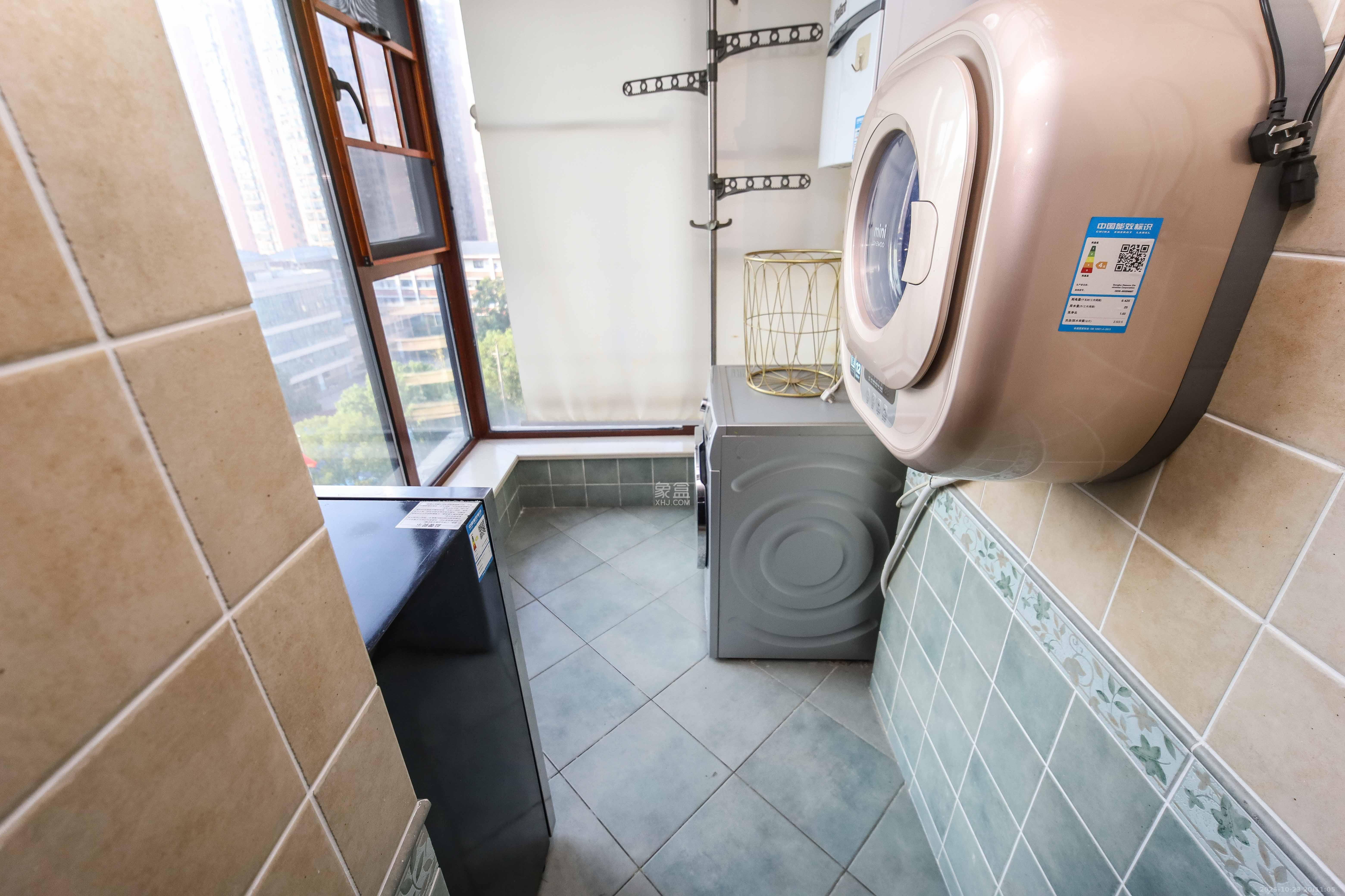 红橡华园(菲莎公馆)  3室2厅2卫    168.0万阳台