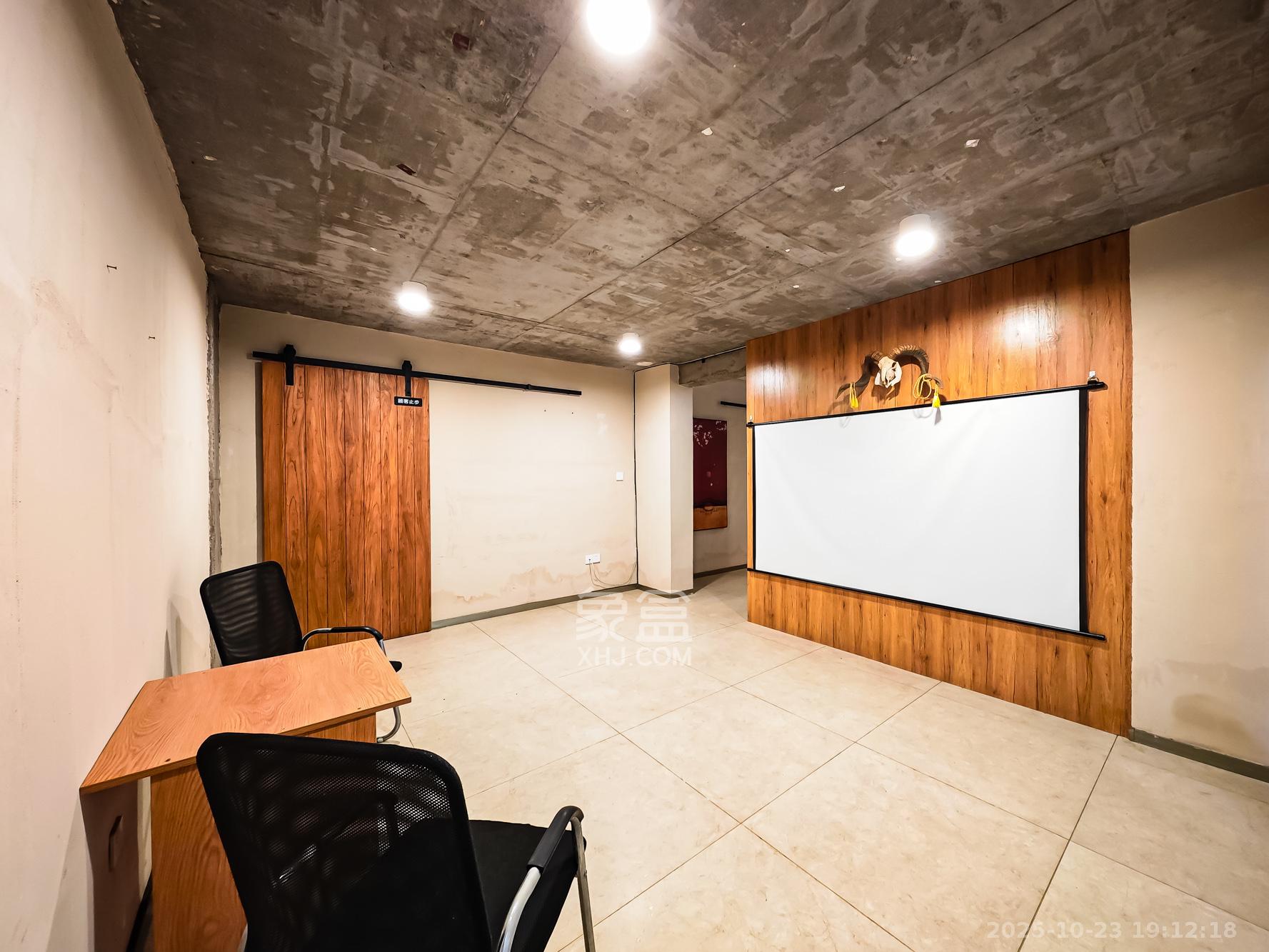 绿地海外滩一期  5室2厅3卫    380.0万卧室