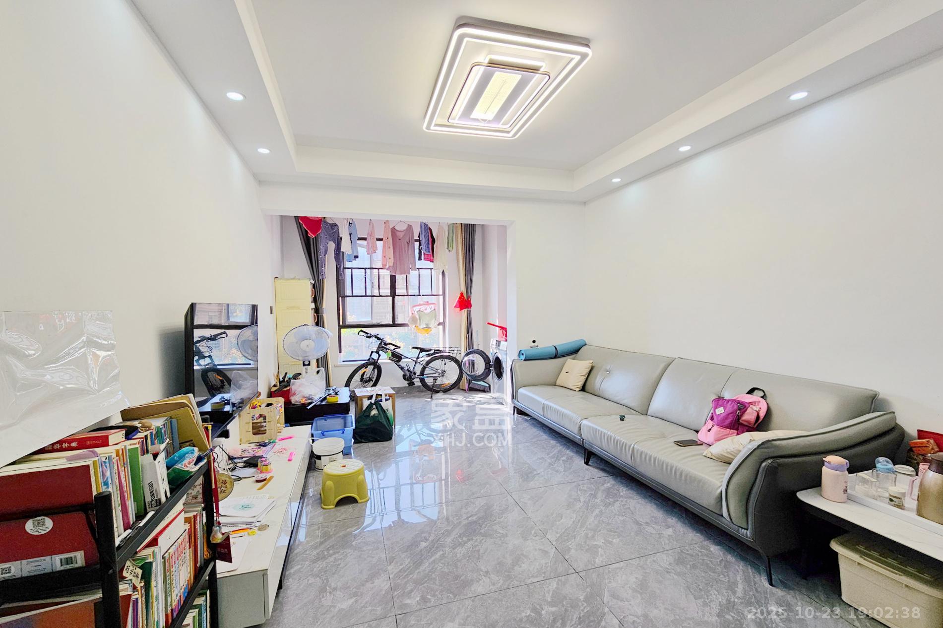 阳光城尚东湾青云苑 1室2厅1卫 84.98万 阳光城尚东湾青云苑 1室2厅1卫 84.98万客厅