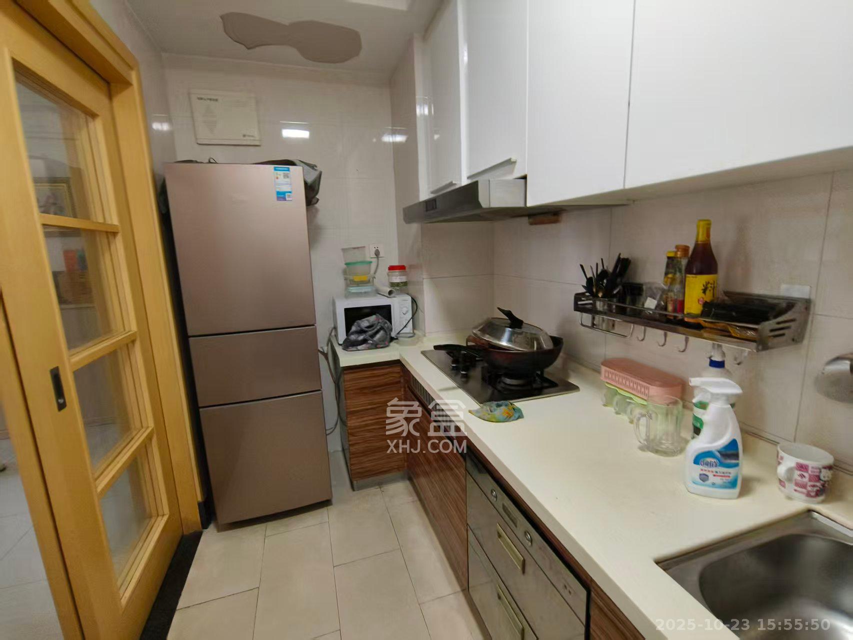 中海国际四期  3室2厅1卫    2000.0元/月