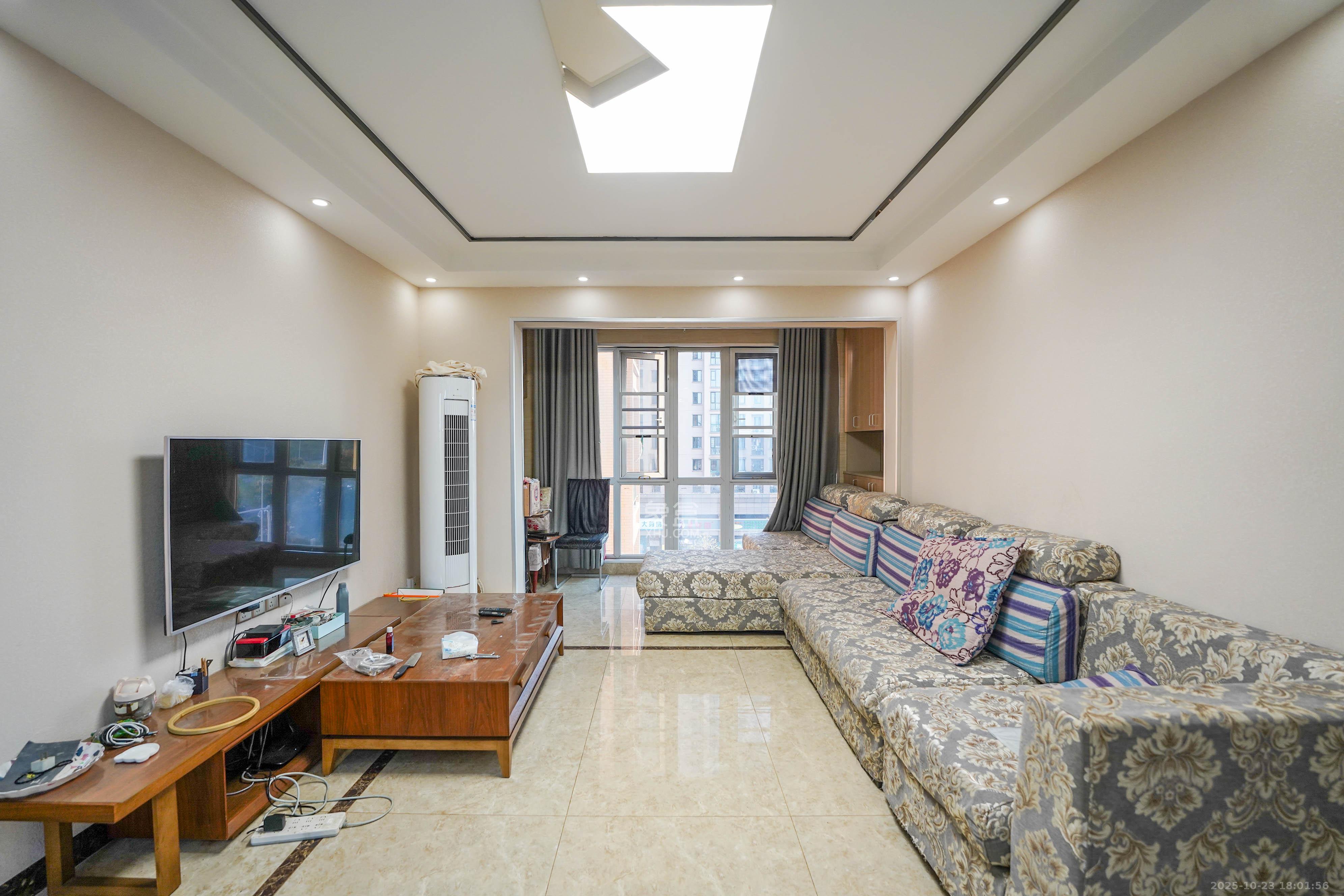 丽发新城  3室2厅1卫    82.0万 丽发新城  3室2厅1卫    82.0万客厅