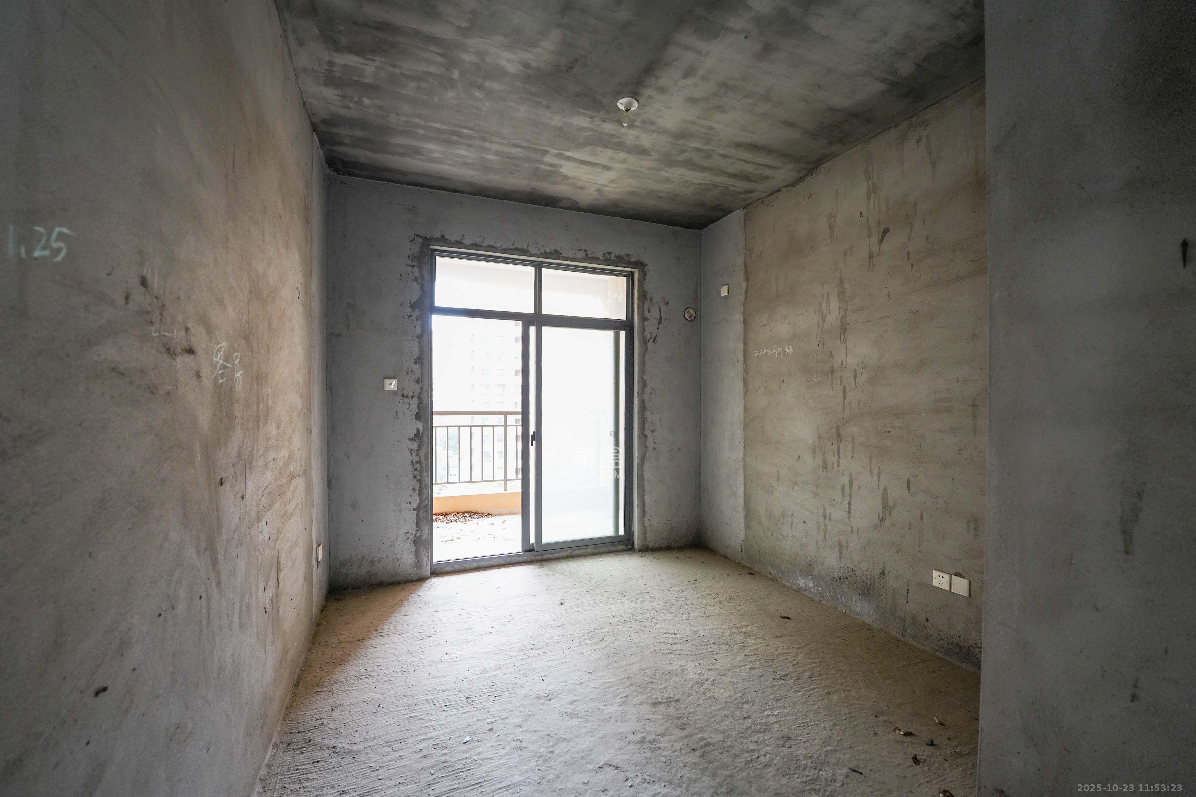 山水嘉园  5室2厅2卫    93.0万 山水嘉园  5室2厅2卫    93.0万卧室