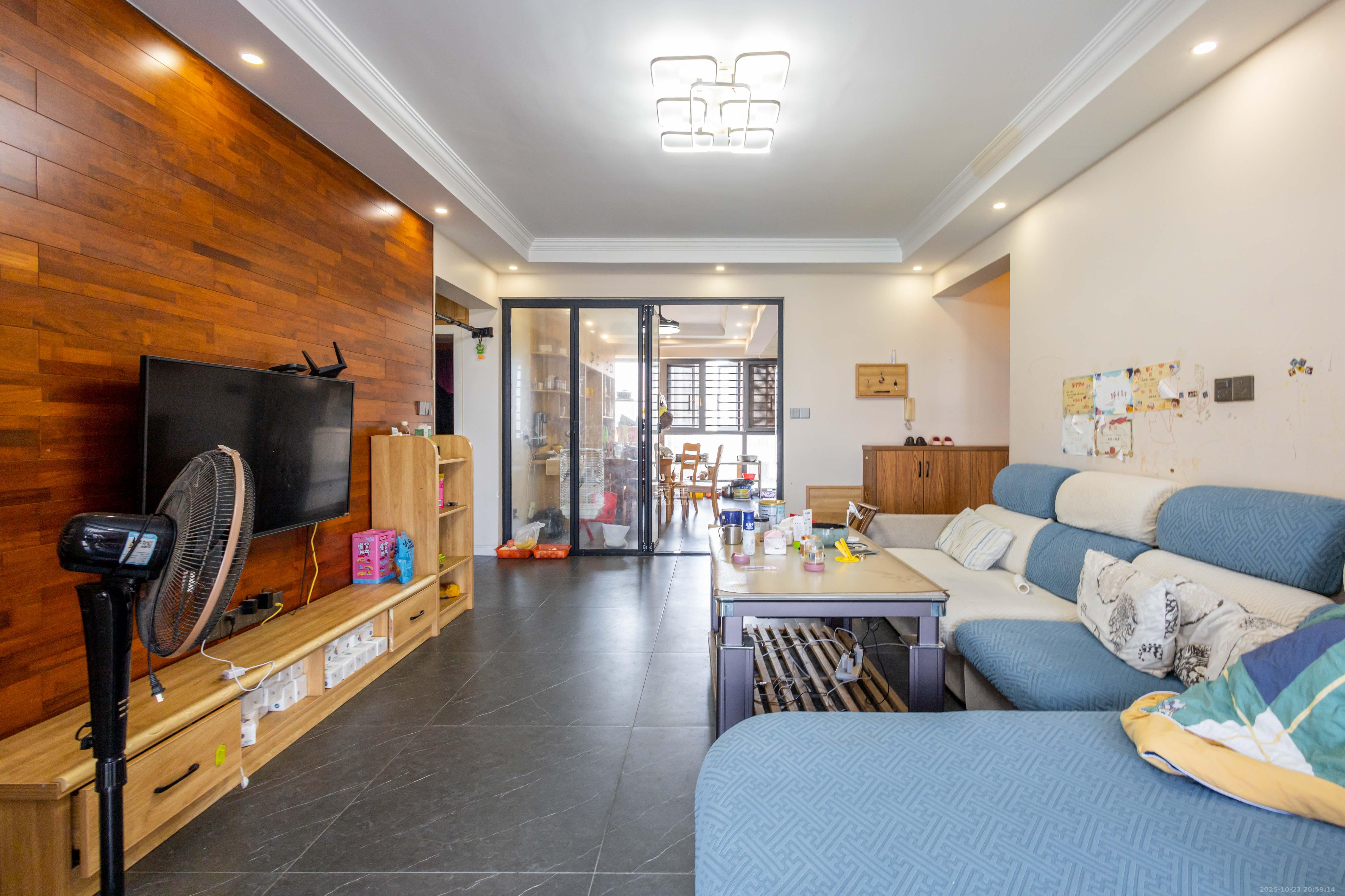 东方美地  3室2厅2卫    78.8万客厅