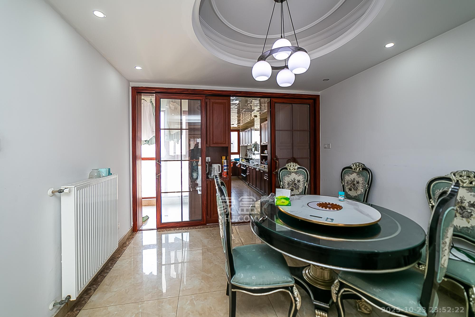 第六都（陆都小区）  4室2厅2卫    320.0万客厅