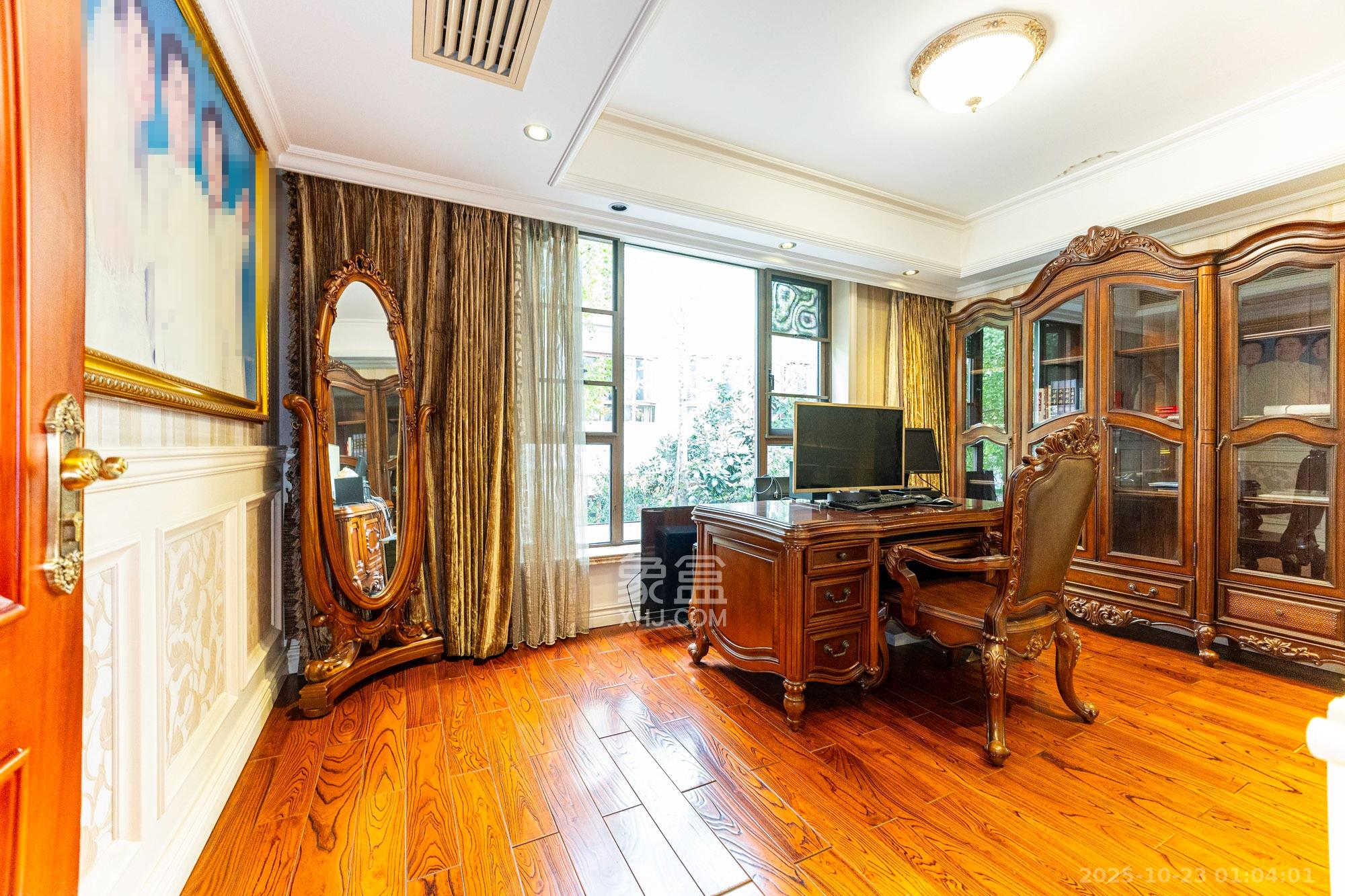 湘龙家园  8室3厅3卫    528.0万 湘龙家园  8室3厅3卫    528.0万卧室