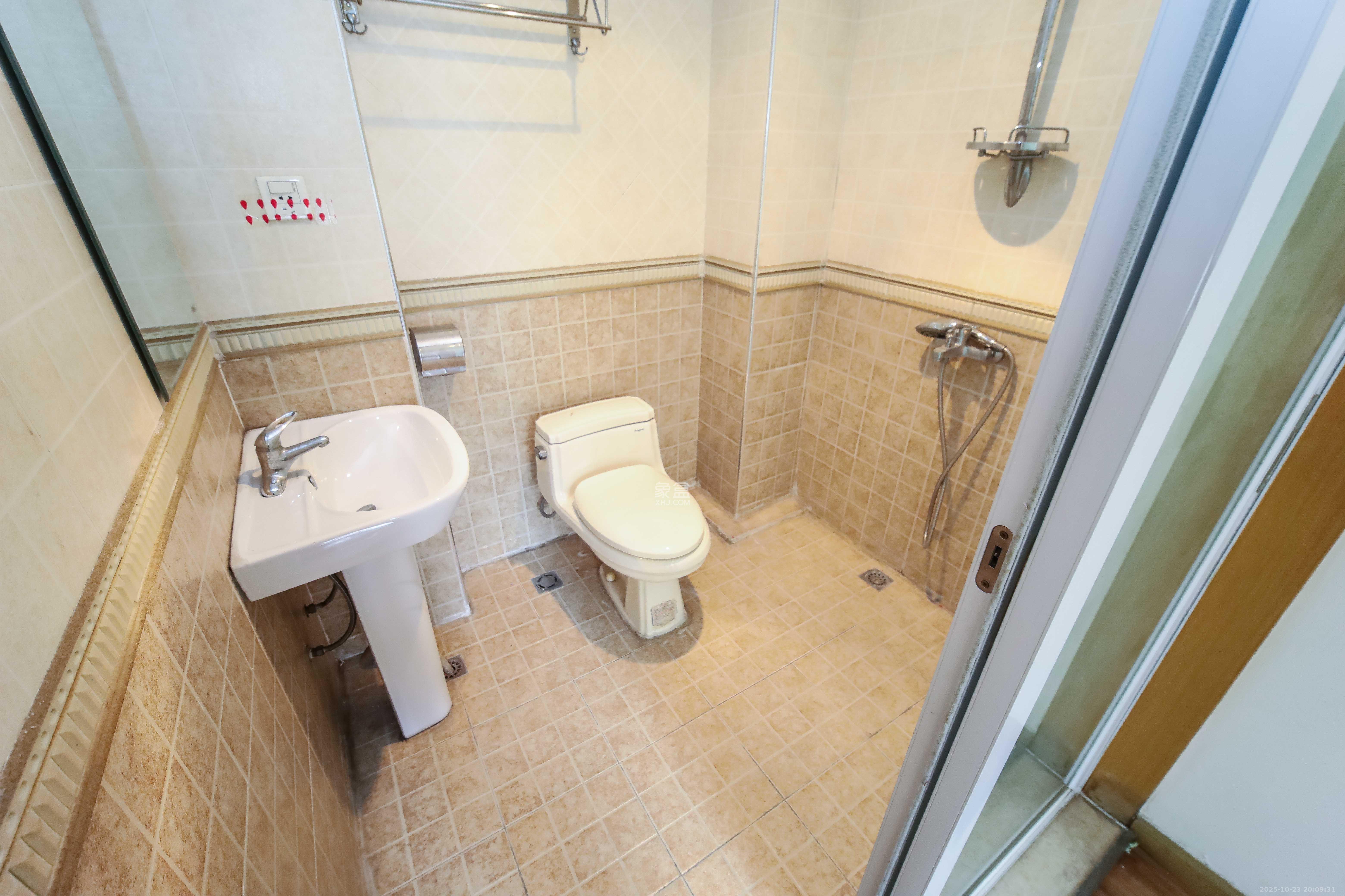 浏阳河畔家园  3室2厅2卫    81.0万卫生间