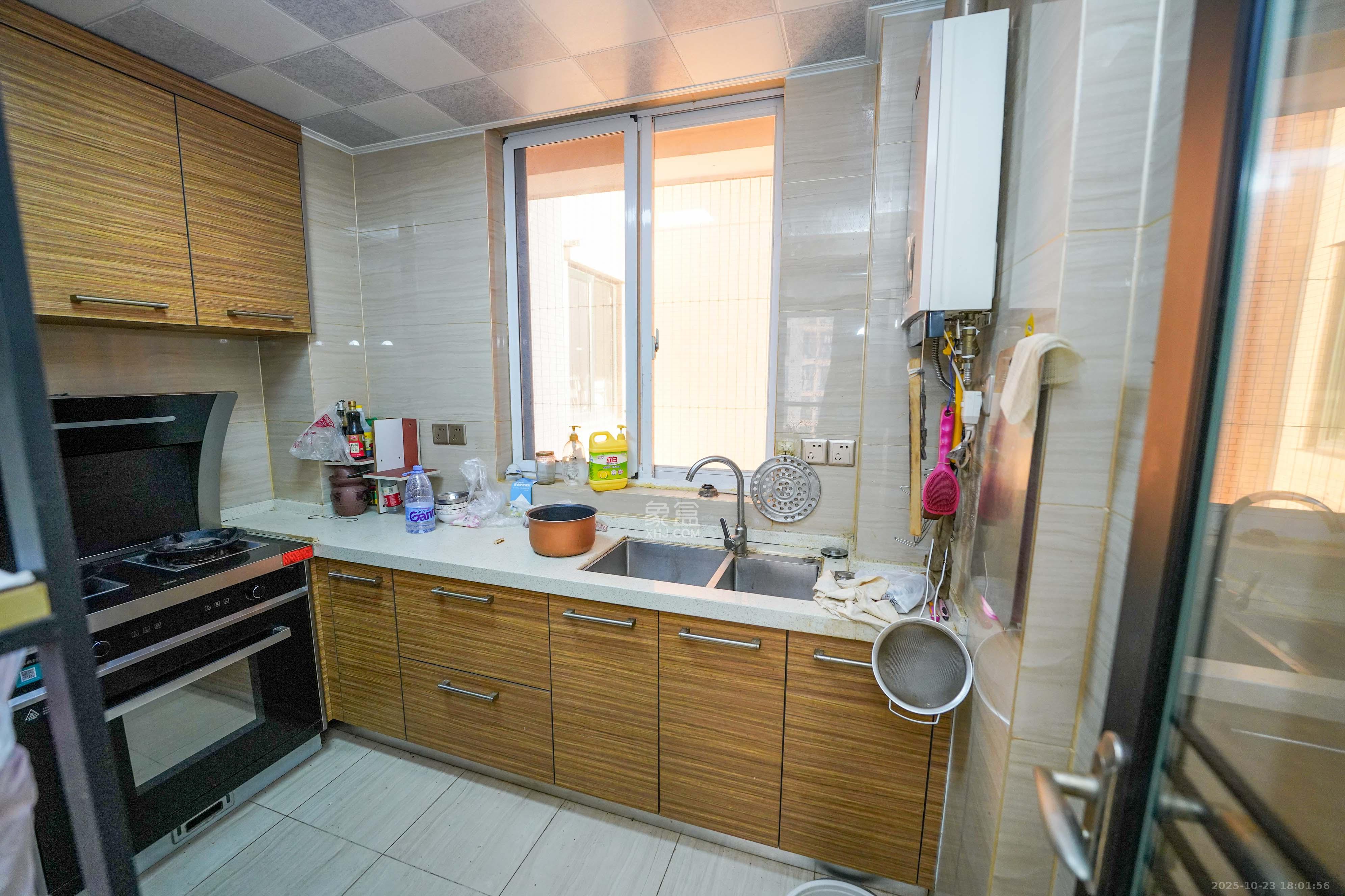 丽发新城  3室2厅1卫    82.0万厨房