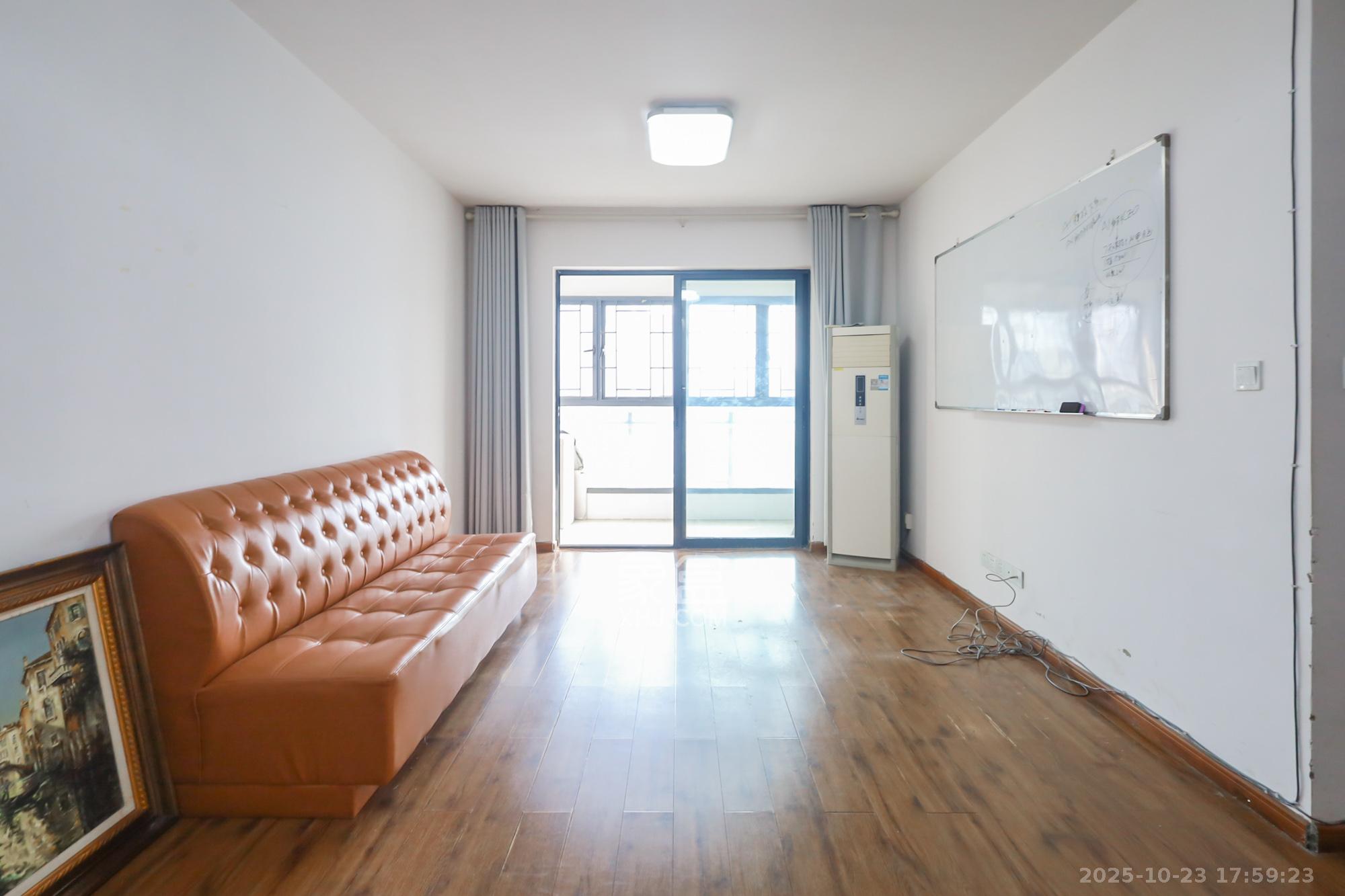 奥克斯广场  3室2厅1卫    87.0万 奥克斯广场  3室2厅1卫    87.0万客厅