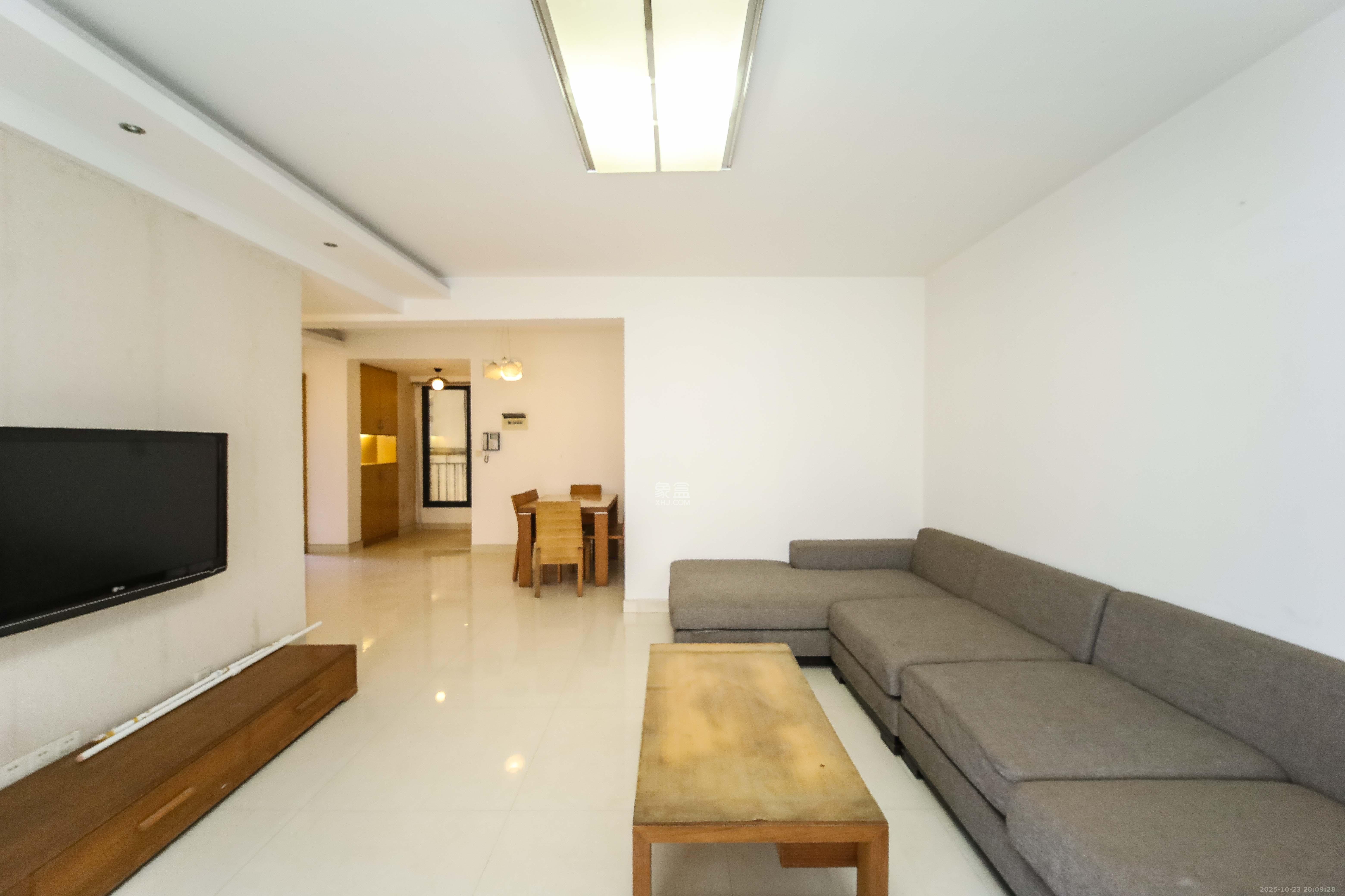 浏阳河畔家园  3室2厅2卫    81.0万客厅