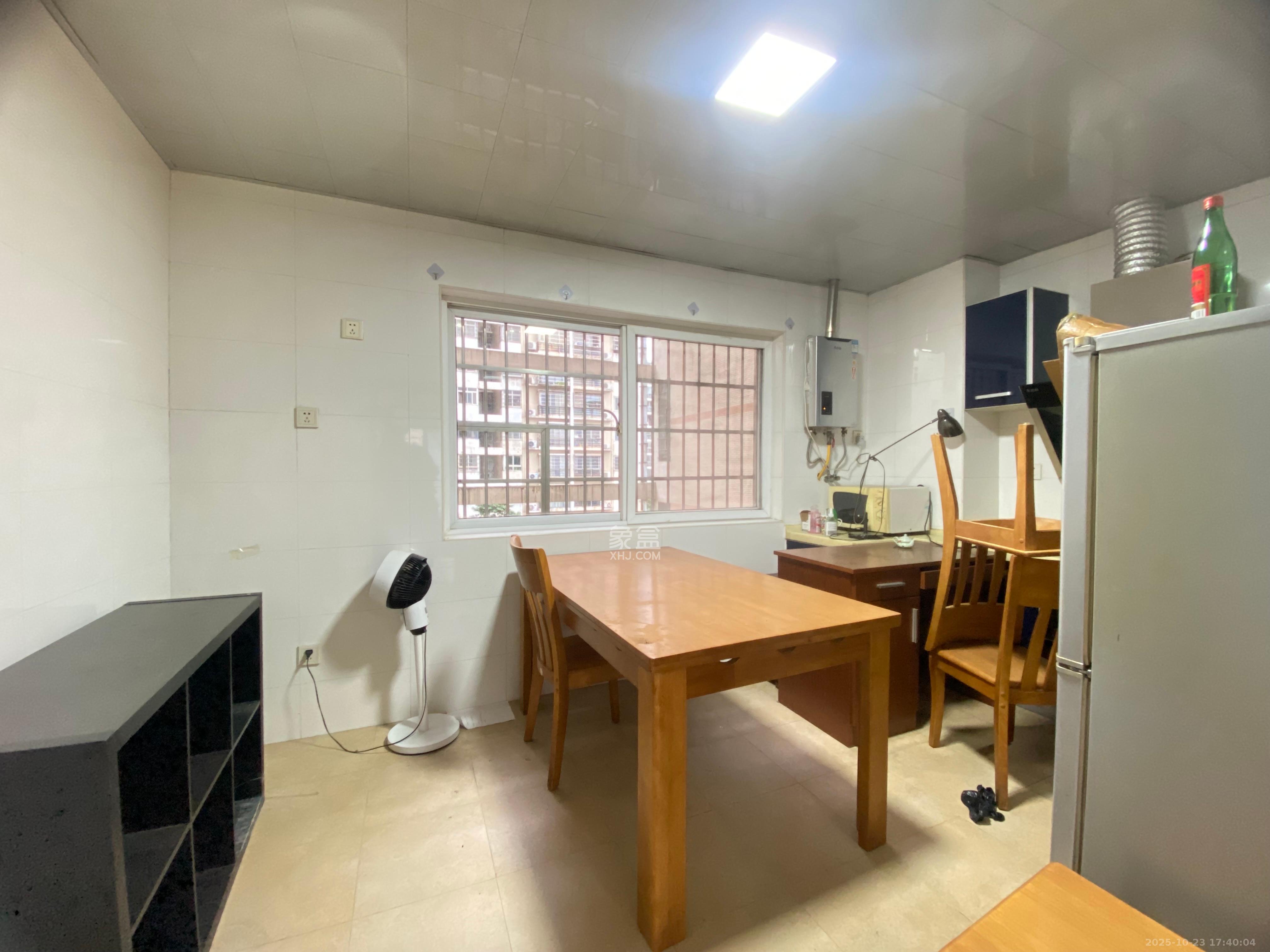 楚天家园  3室2厅2卫    1700.0元/月 楚天家园  3室2厅2卫    1700.0元/月室内图