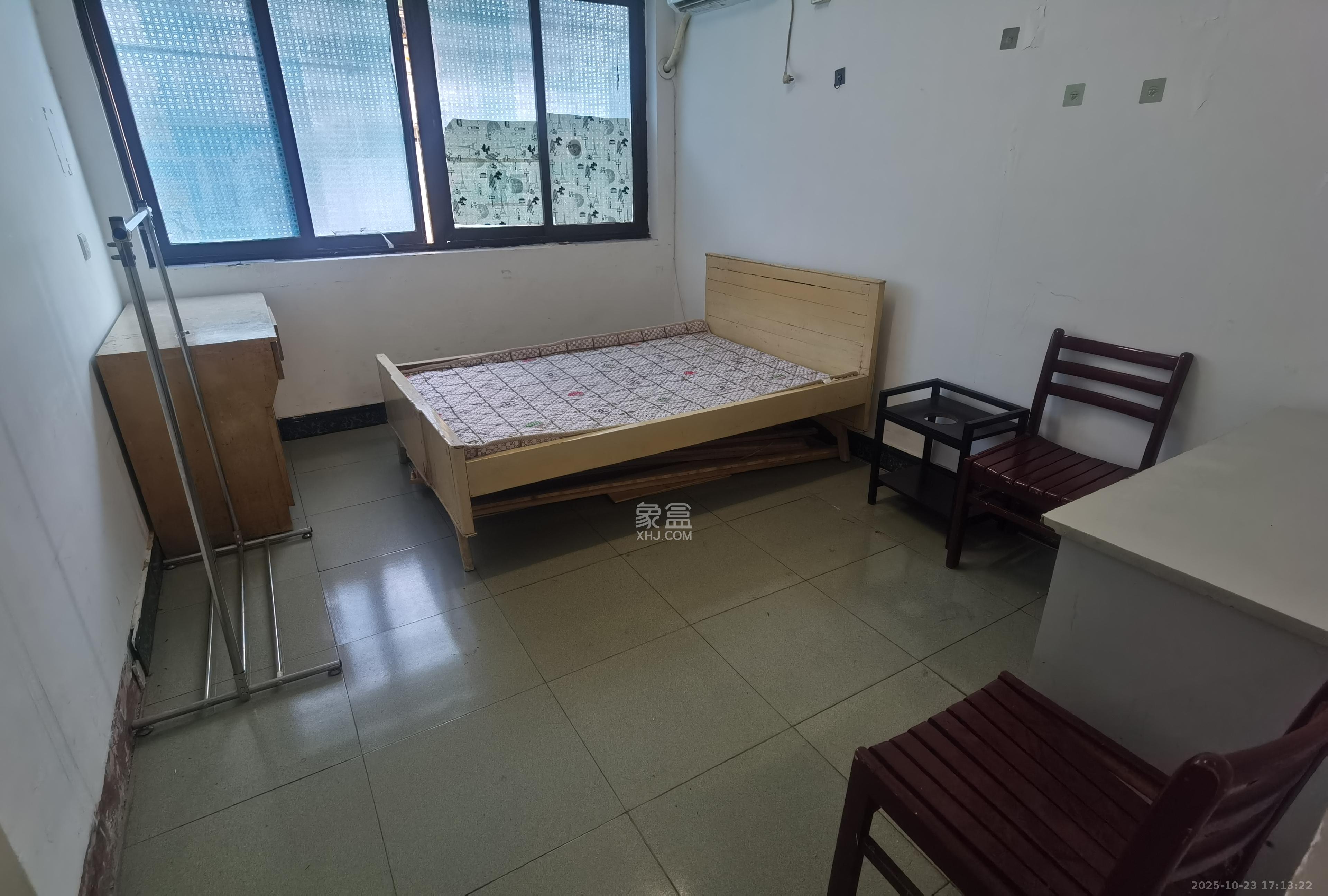 东风路地税局  4室1厅1卫    1500.0元/月室内图