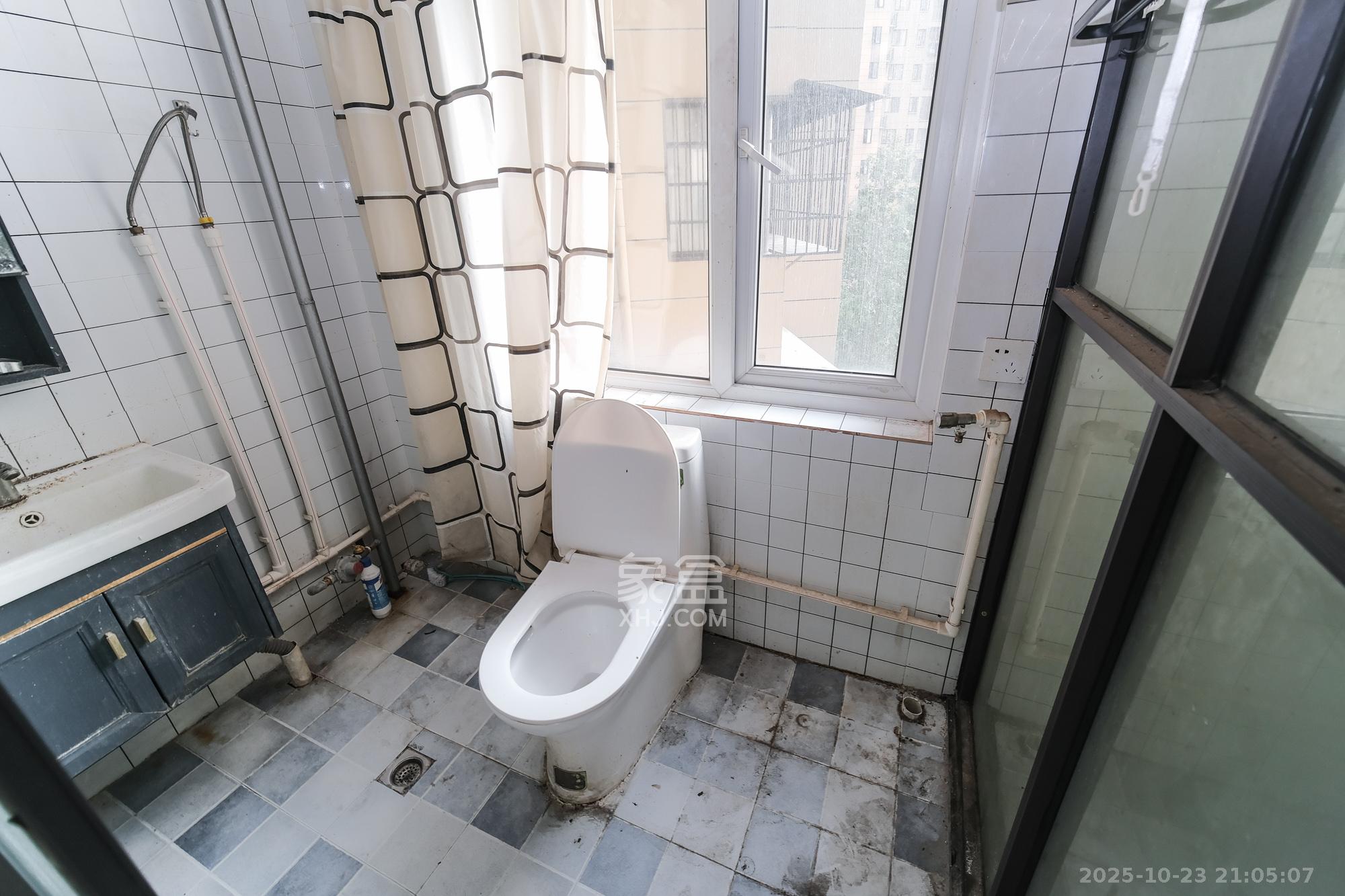 保利香槟国际  4室2厅2卫    108.0万 保利香槟国际  4室2厅2卫    108.0万卫生间