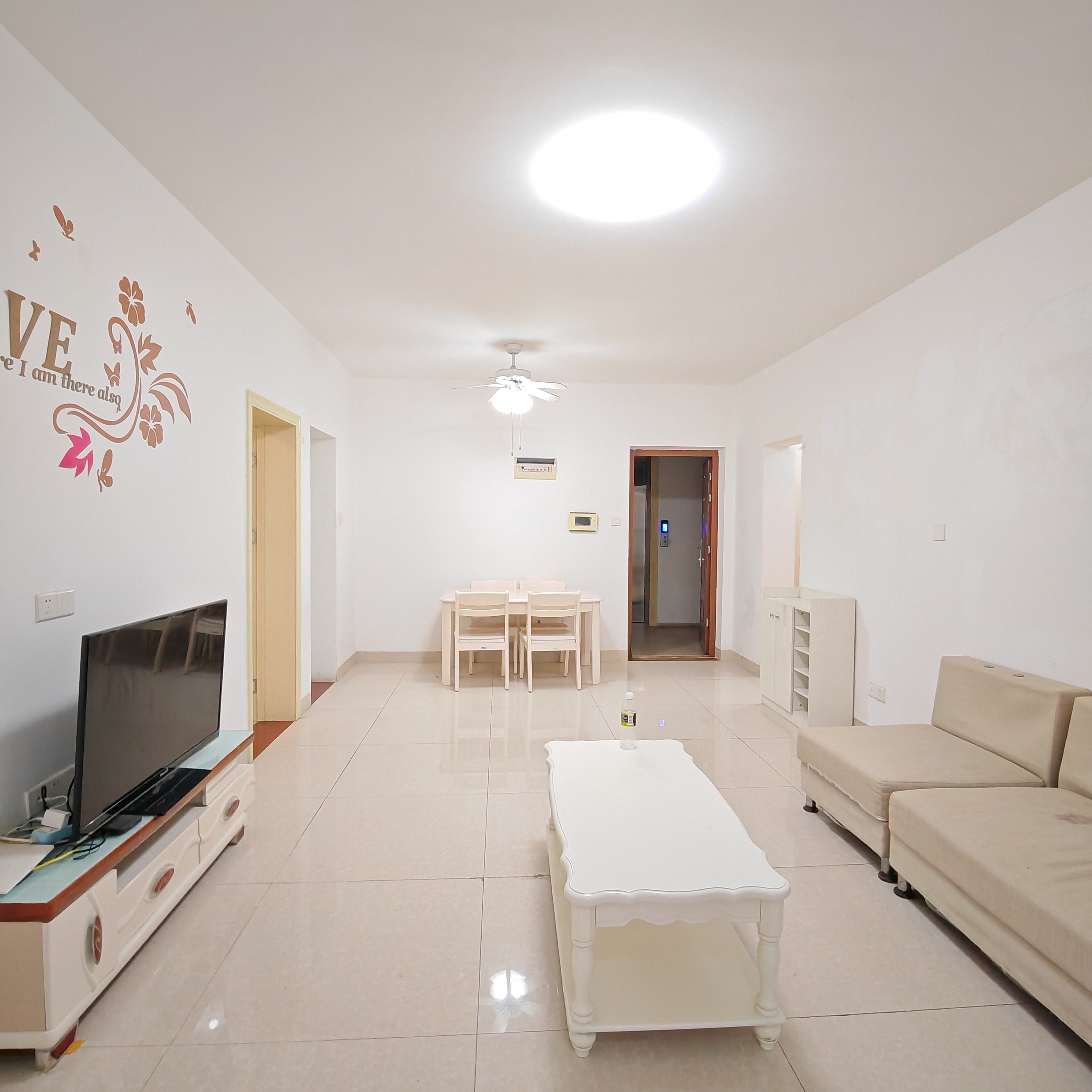 海阔天空-国瑞城二期（雅仕苑）  2室2厅1卫    220.0万客厅