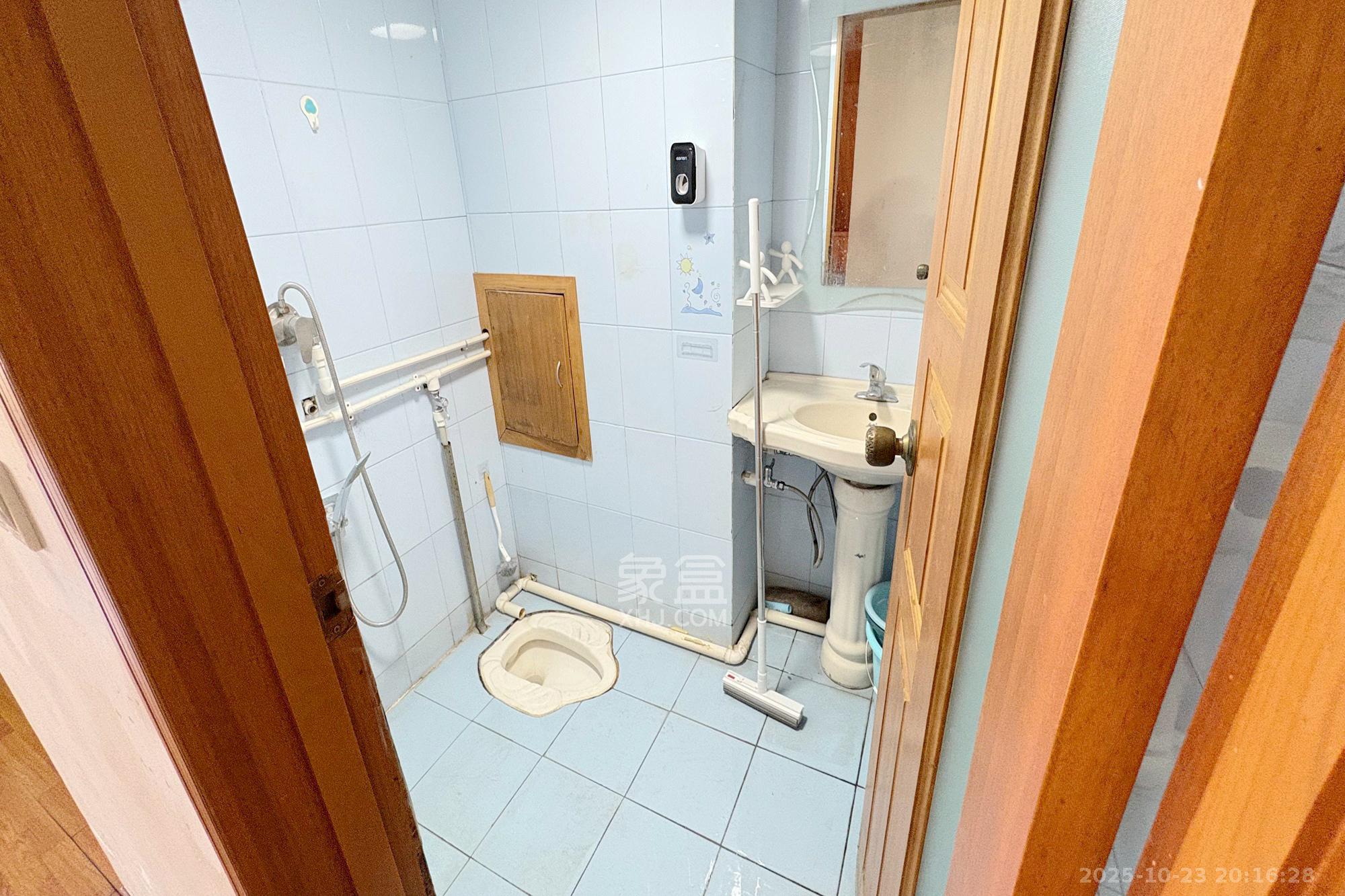 香格里嘉园  4室2厅2卫    88.0万卫生间