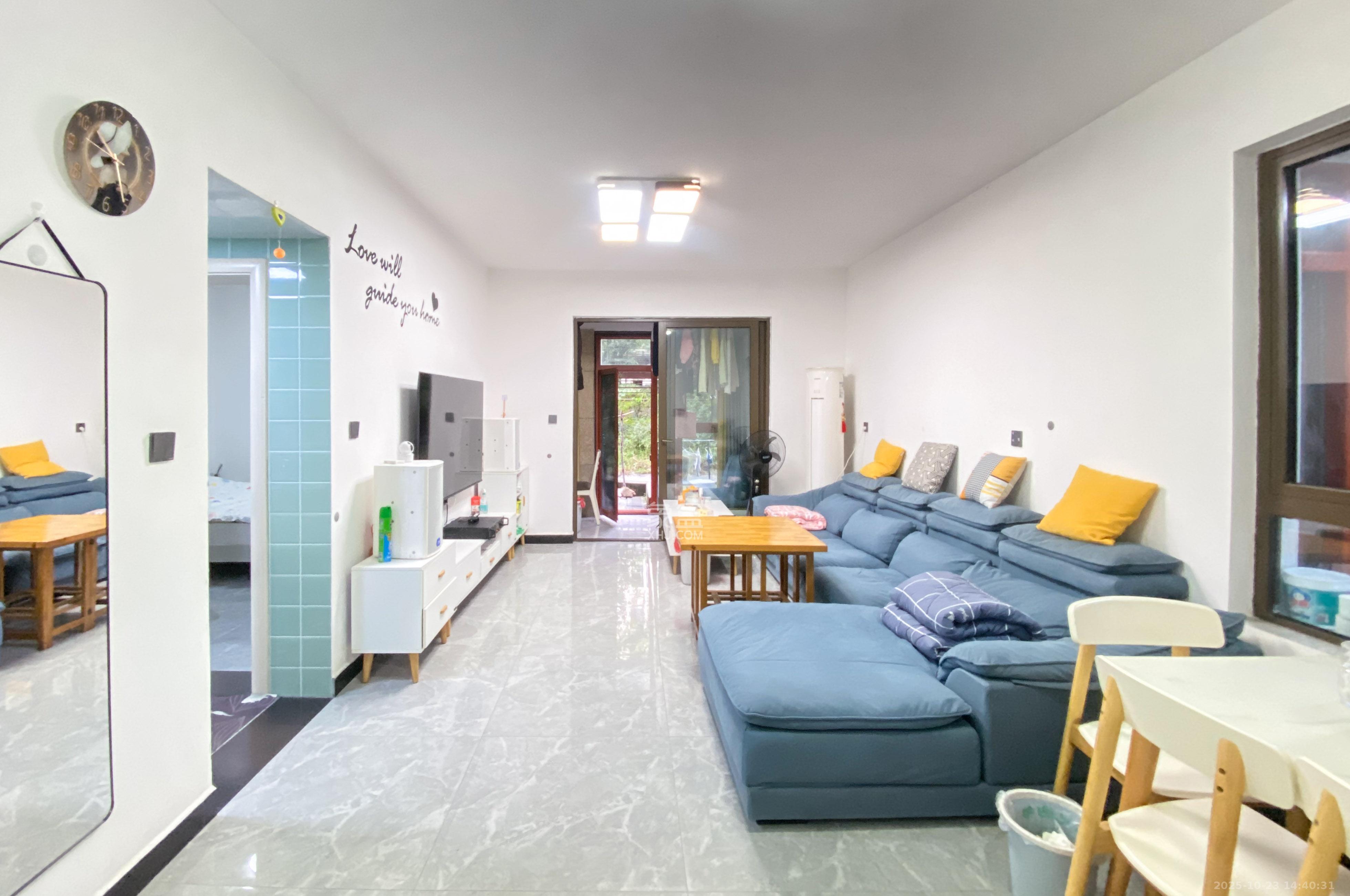 金茂梅溪湖 3室2厅2卫 134.5万 金茂梅溪湖 3室2厅2卫 134.5万客厅