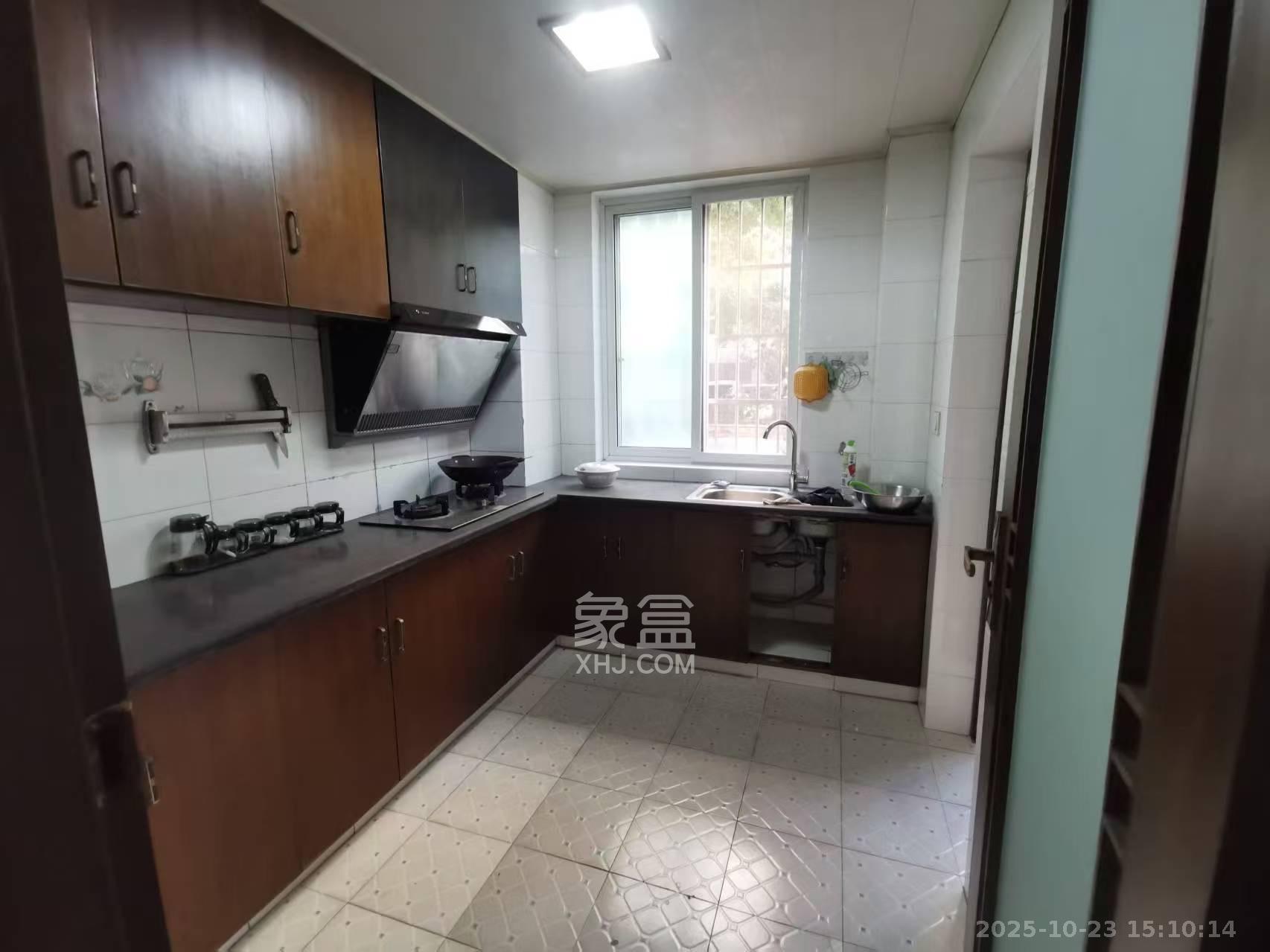 玛依拉山庄  3室2厅1卫    2700.0元/月 玛依拉山庄  3室2厅1卫    2700.0元/月室内图