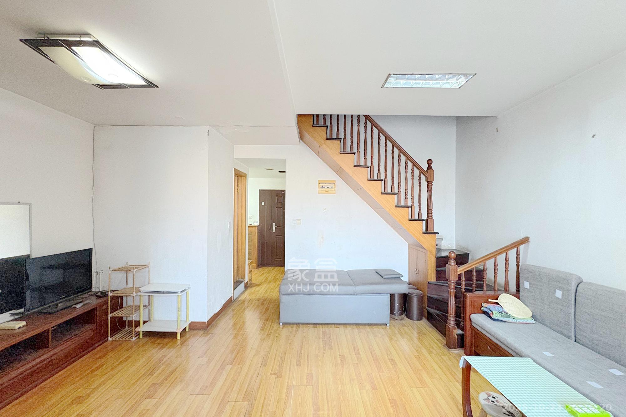 香格里嘉园  4室2厅2卫    88.0万客厅