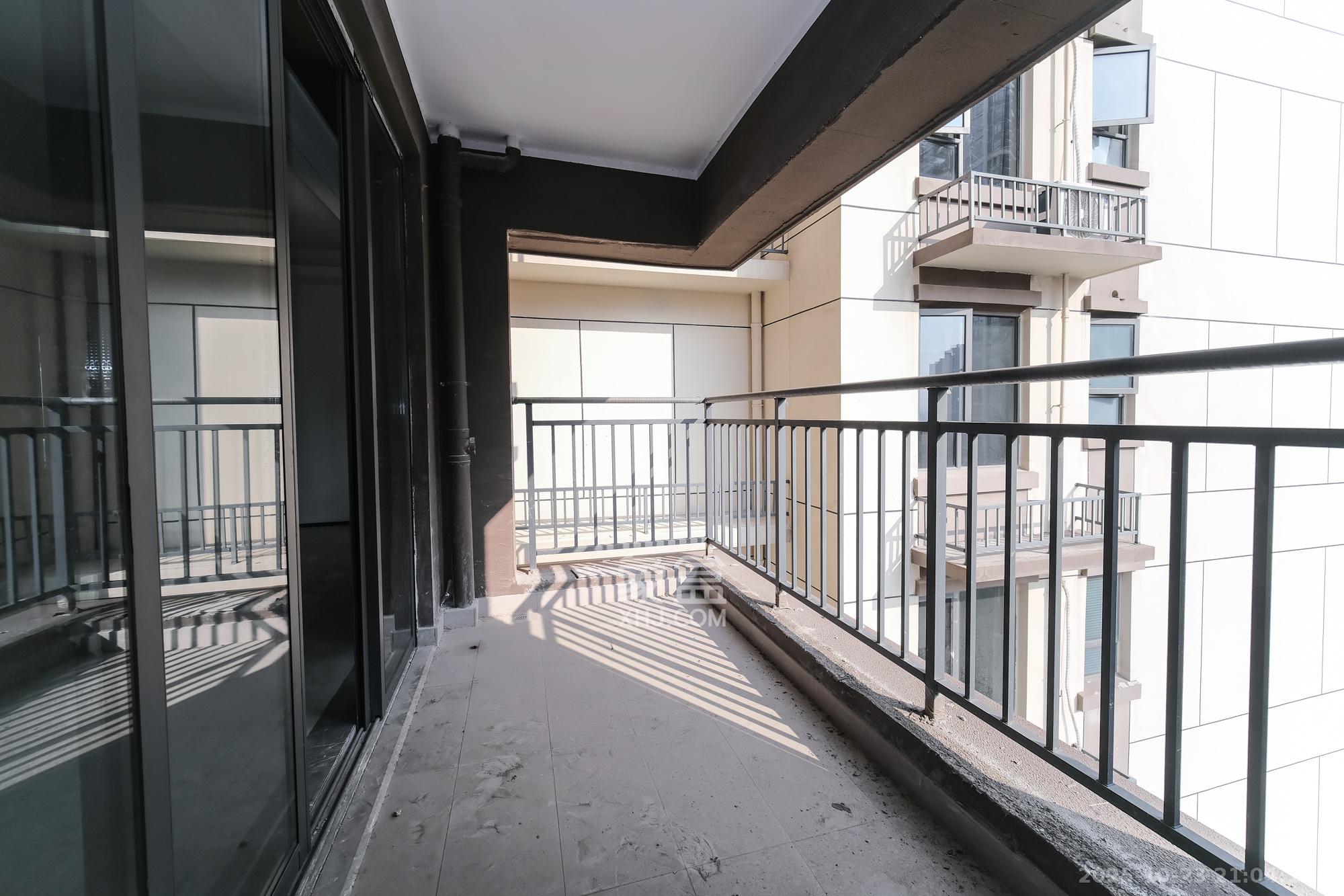 荣盛城  3室2厅2卫    84.8万阳台