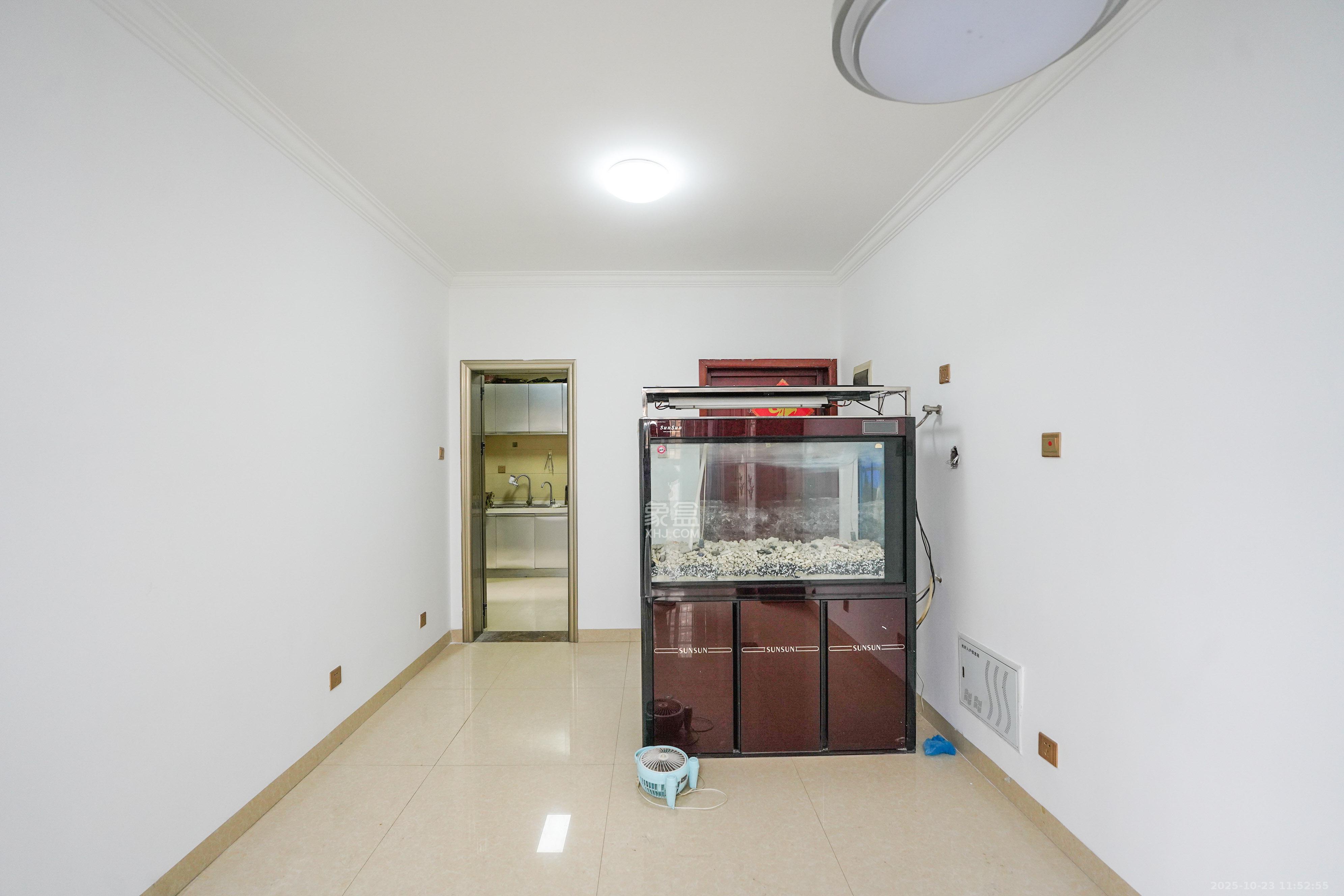 山水嘉园  3室2厅1卫    56.0万 山水嘉园  3室2厅1卫    56.0万客厅