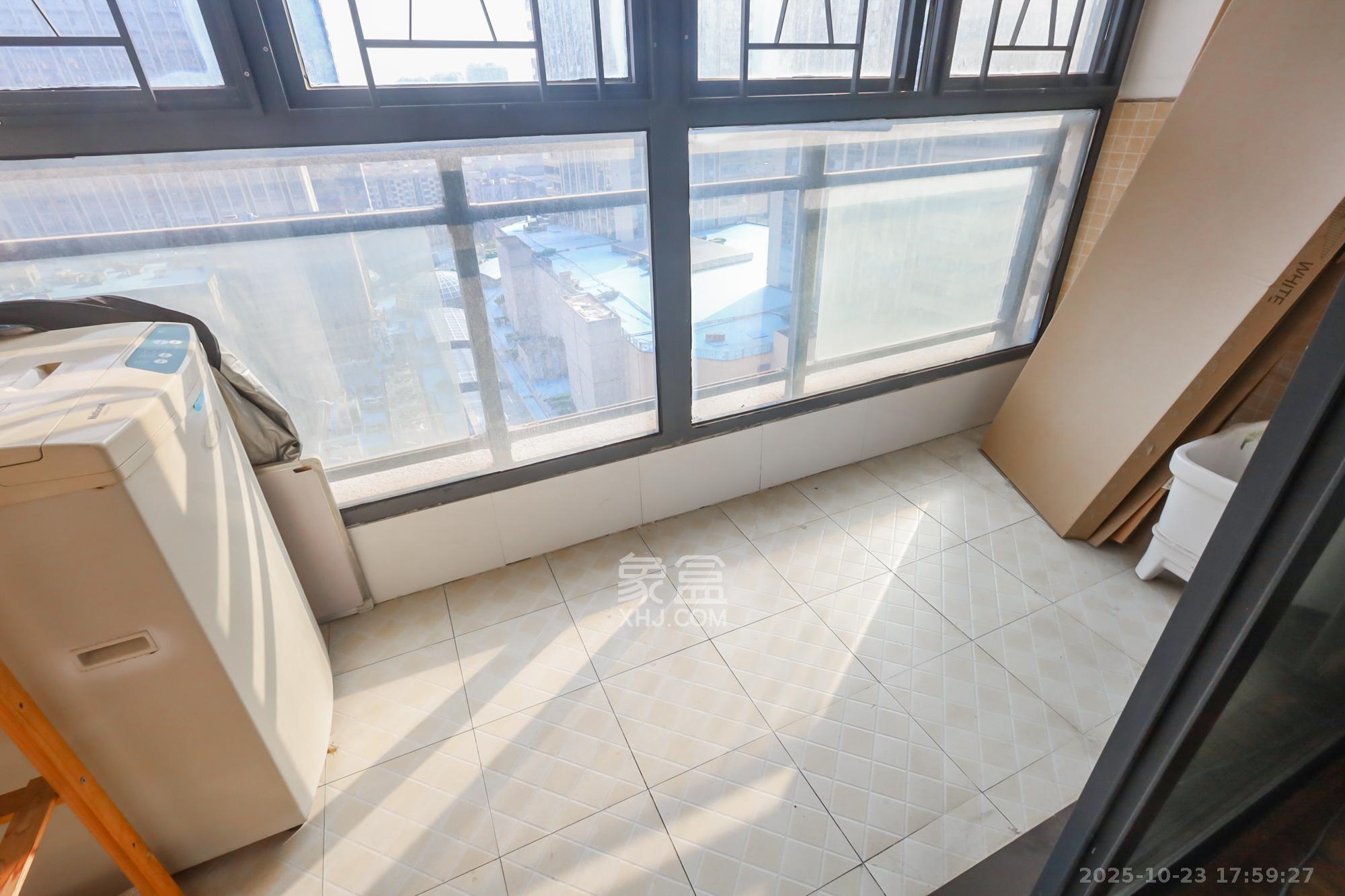 奥克斯广场  3室2厅1卫    87.0万 奥克斯广场  3室2厅1卫    87.0万阳台