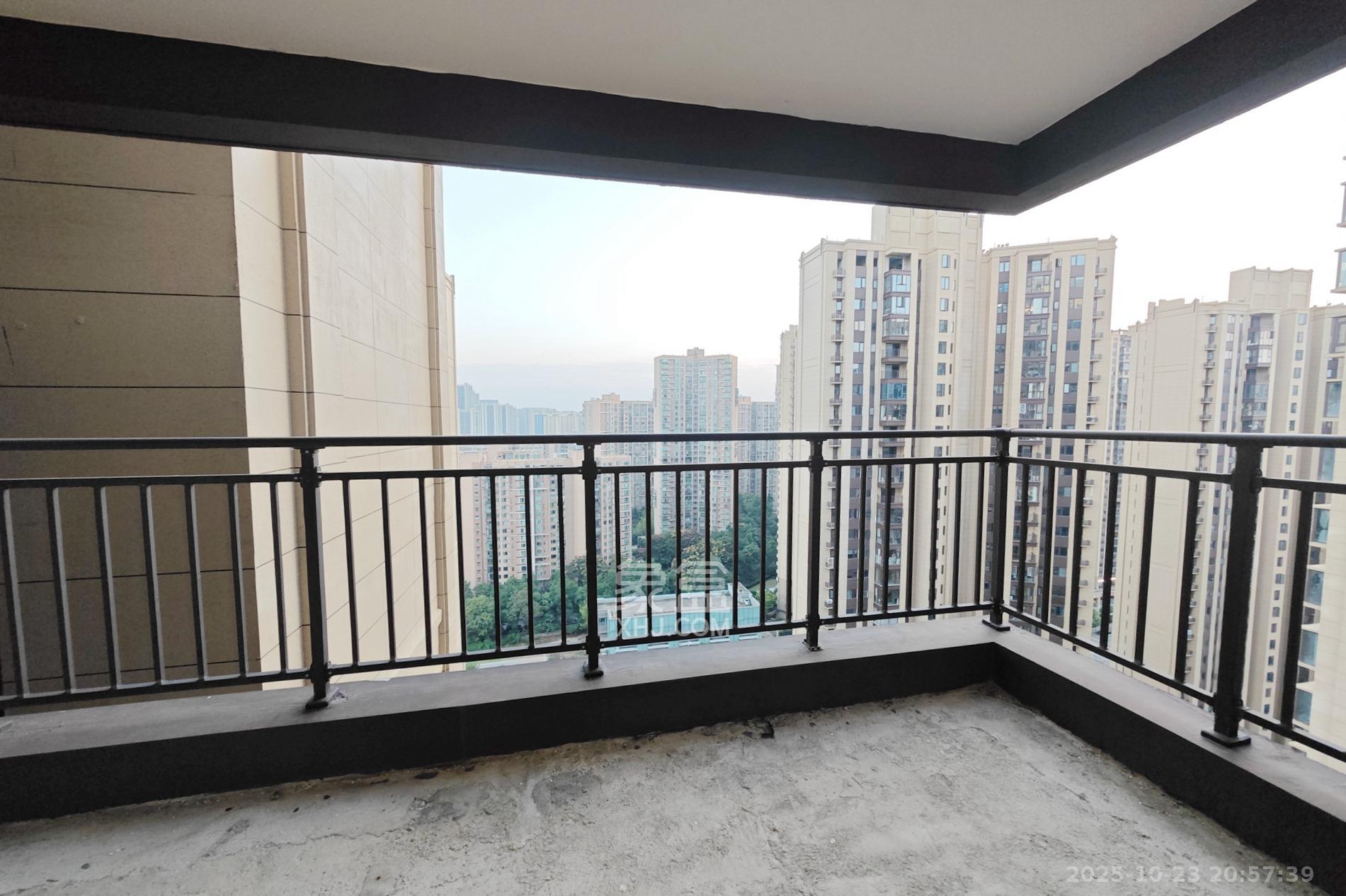 保利大都汇四期  5室2厅2卫    168.0万阳台