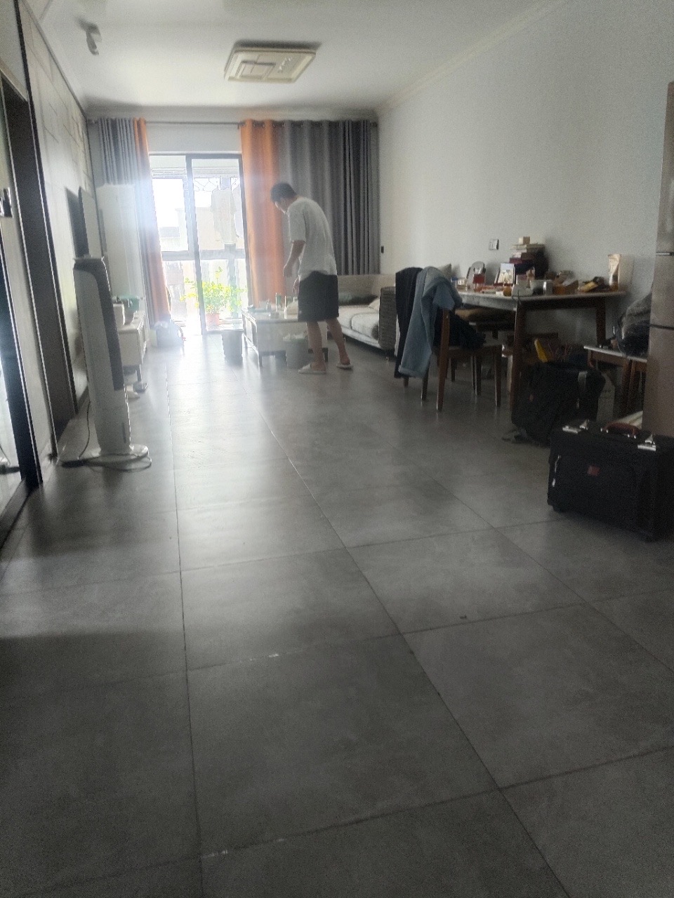 绿地城逸园  1室2厅2卫    110.0万客厅