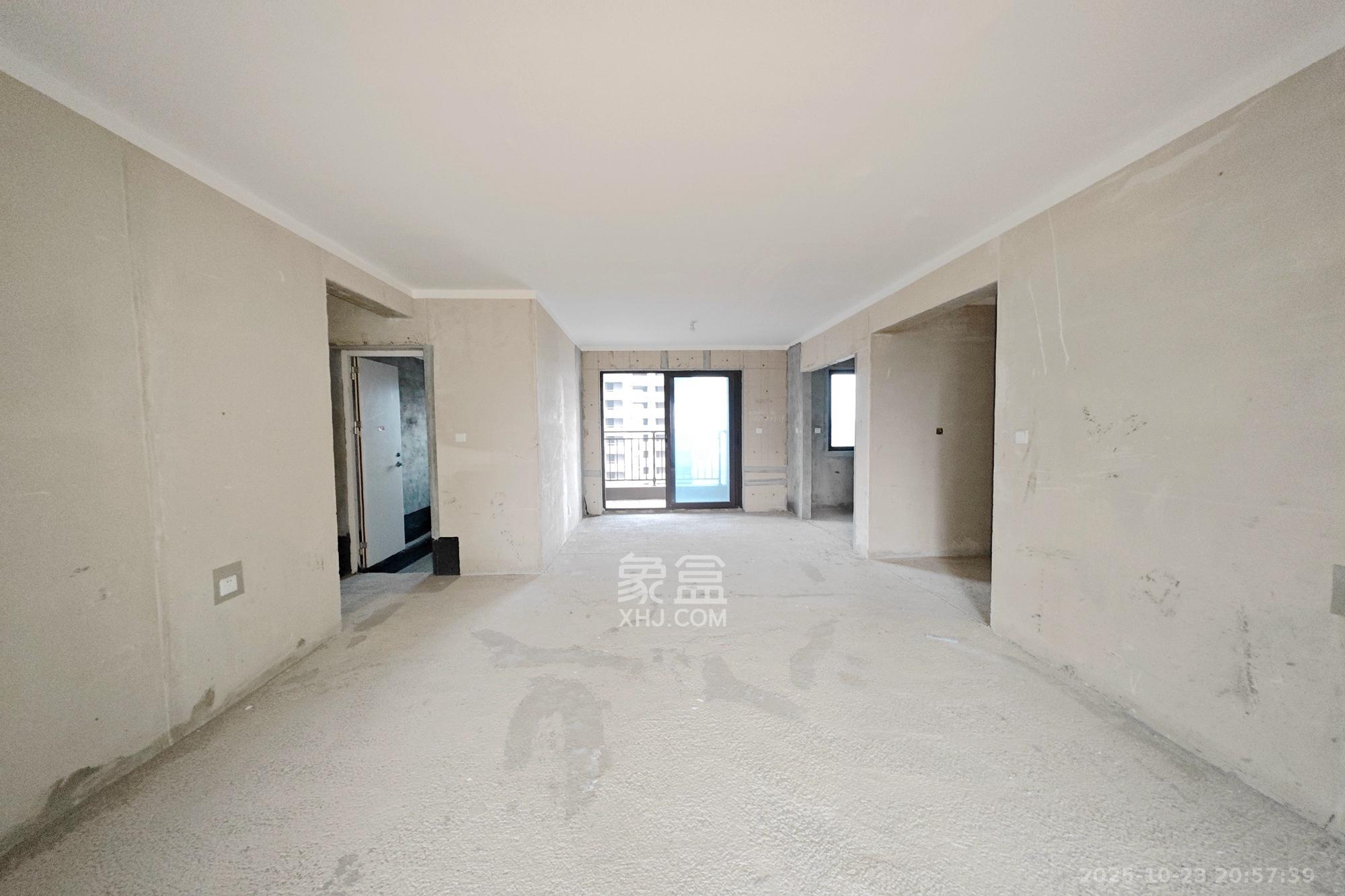 保利大都汇四期  5室2厅2卫    168.0万客厅