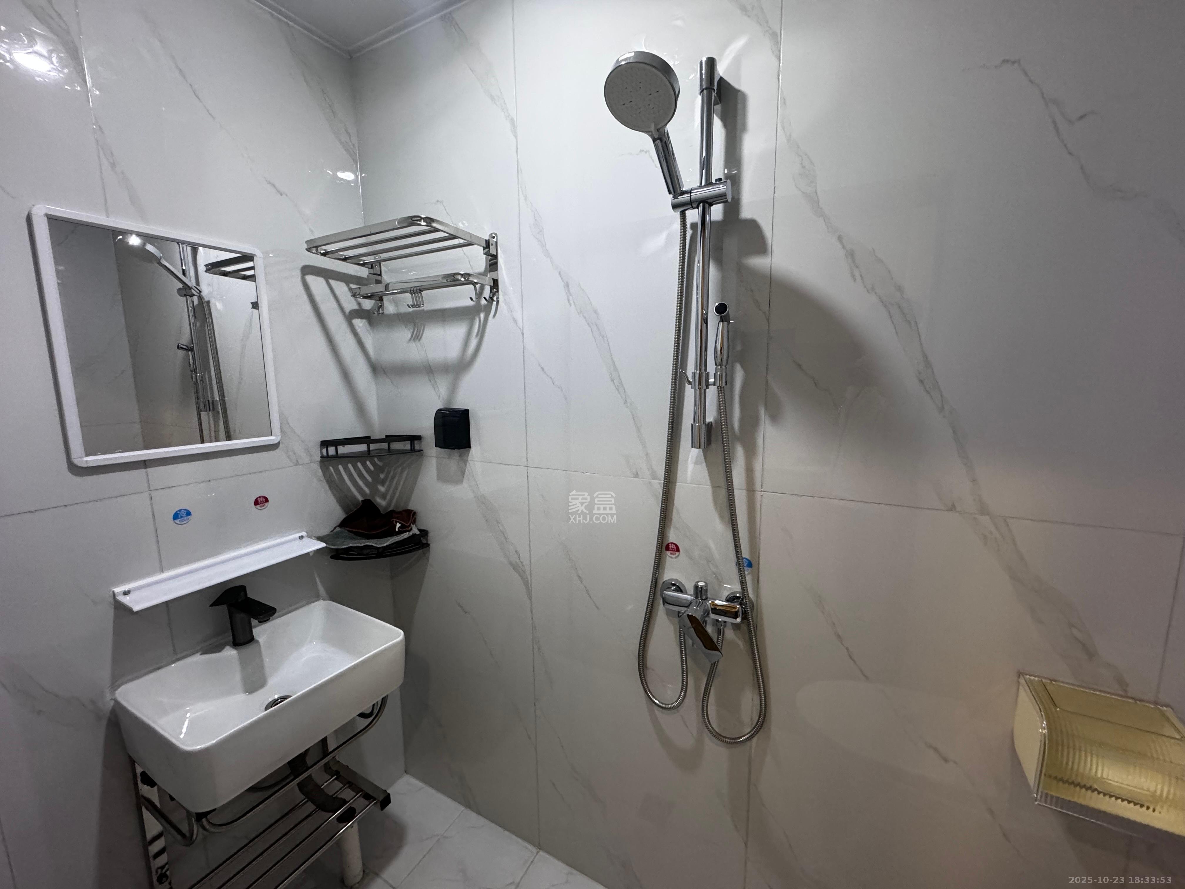 绿地商务广场  1室1厅1卫    1500.0元/月室内图