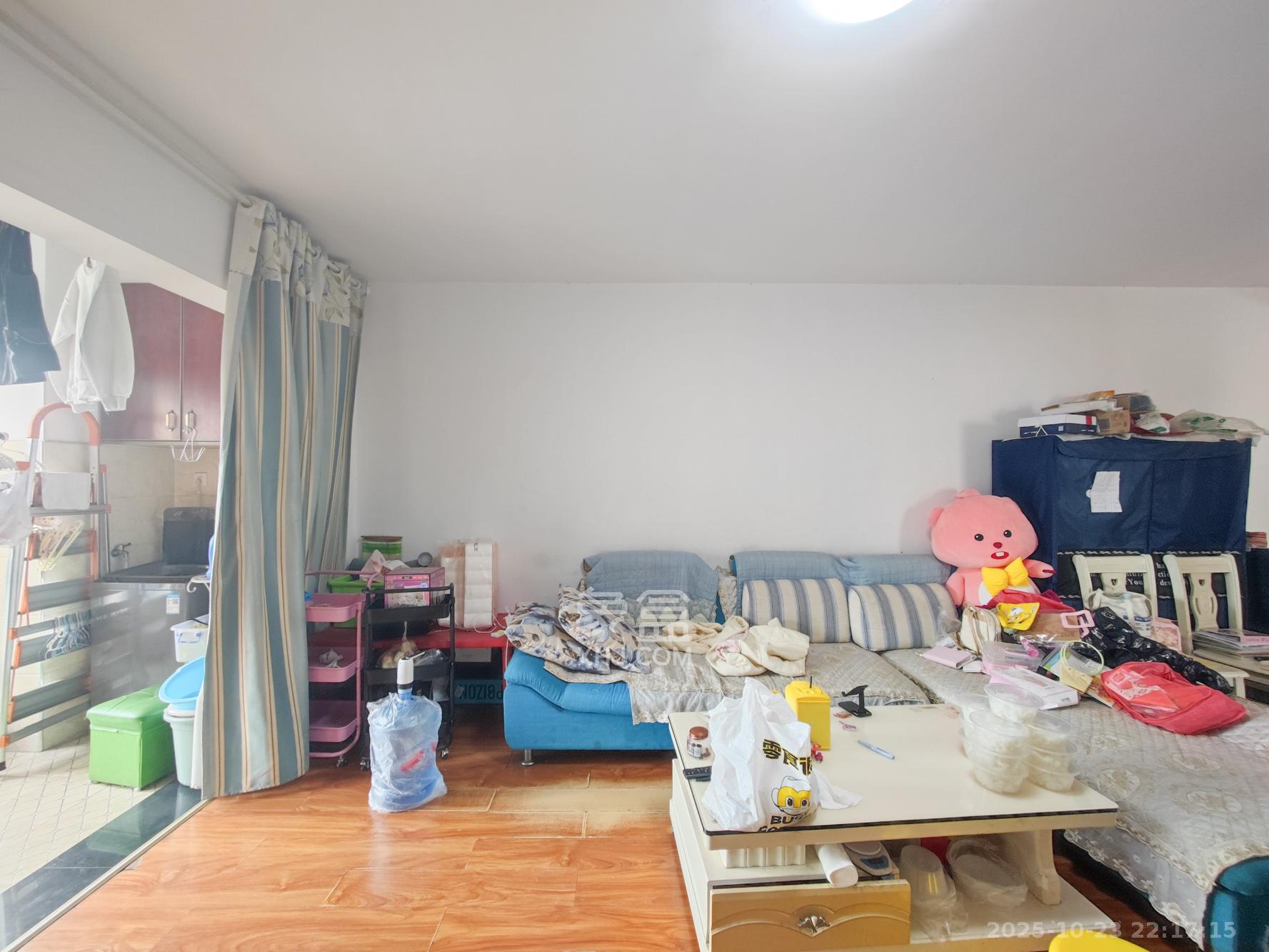 潇湘名城(新里程潇湘名城)  1室2厅2卫    96.0万客厅