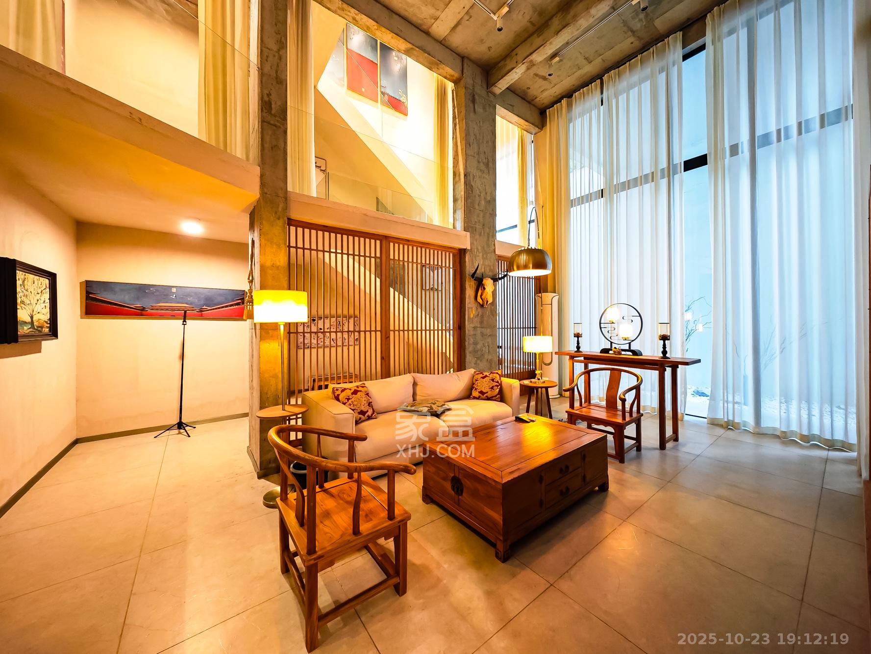 绿地海外滩一期 5室2厅3卫 380.0万 绿地海外滩一期 5室2厅3卫 380.0万客厅