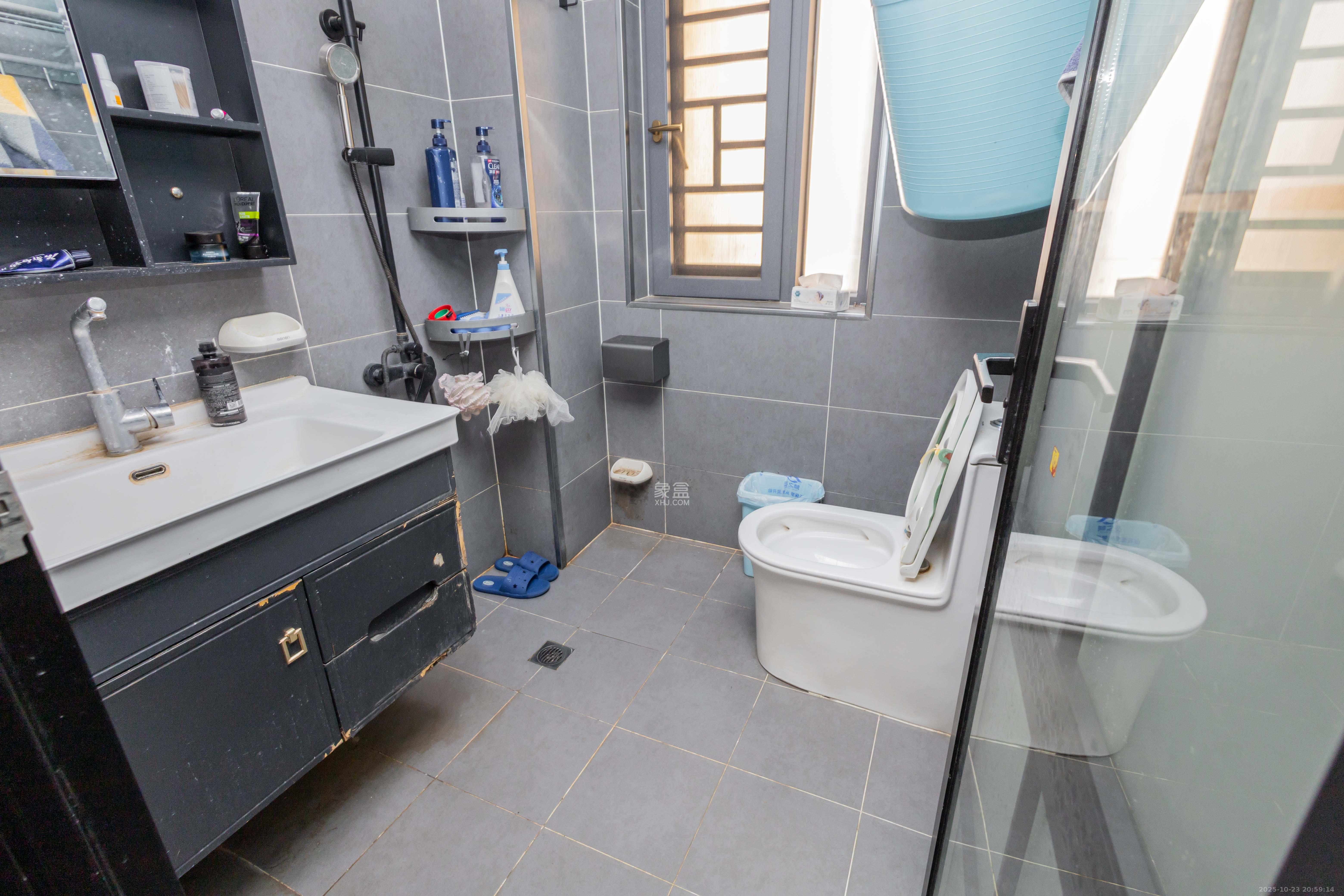 东方美地  3室2厅2卫    78.8万卫生间