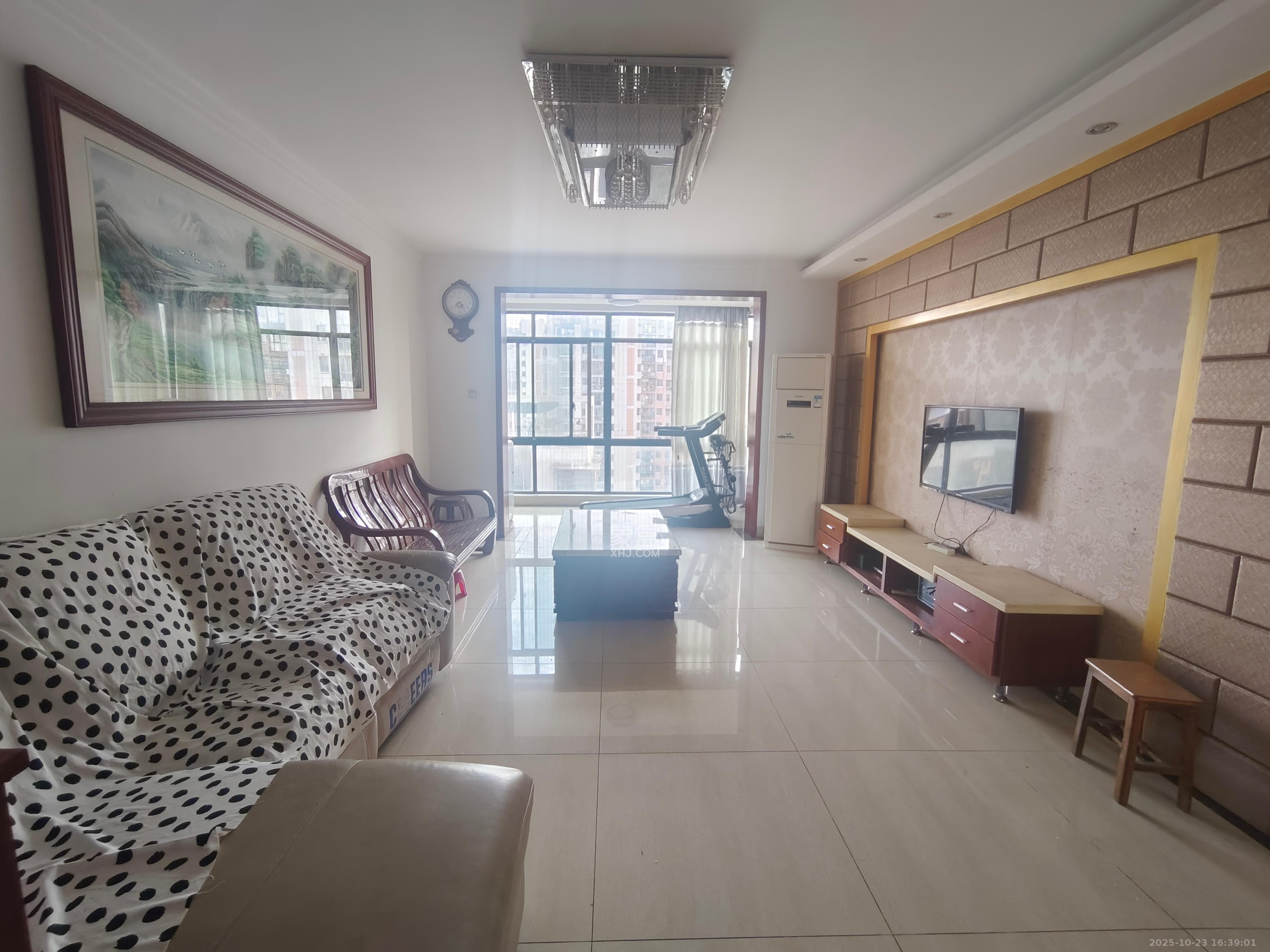 山语城一期 1室2厅2卫 2100.0元/月 山语城一期 1室2厅2卫 2100.0元/月室内图