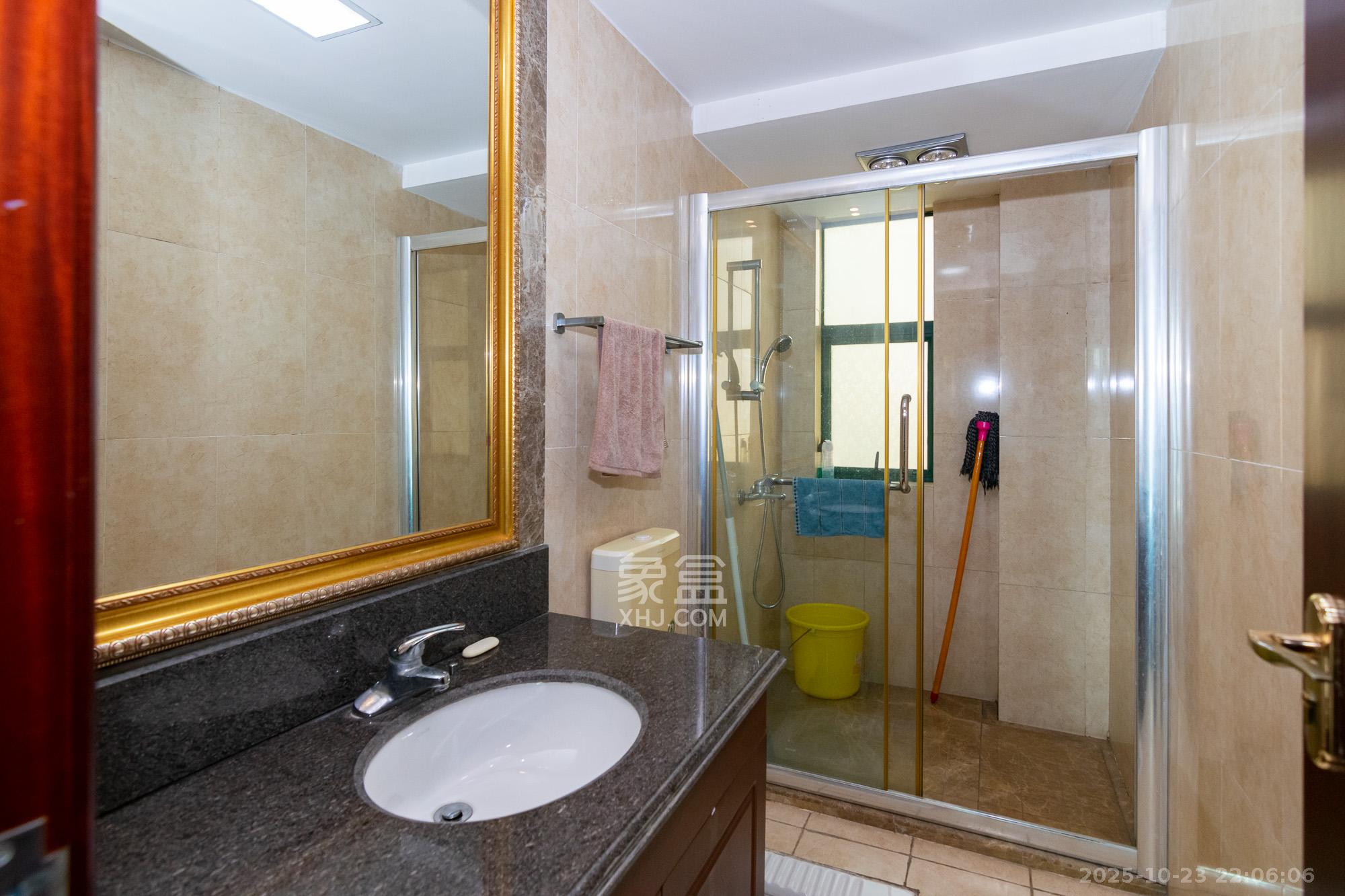 富基世纪公园  3室2厅2卫    83.0万卫生间