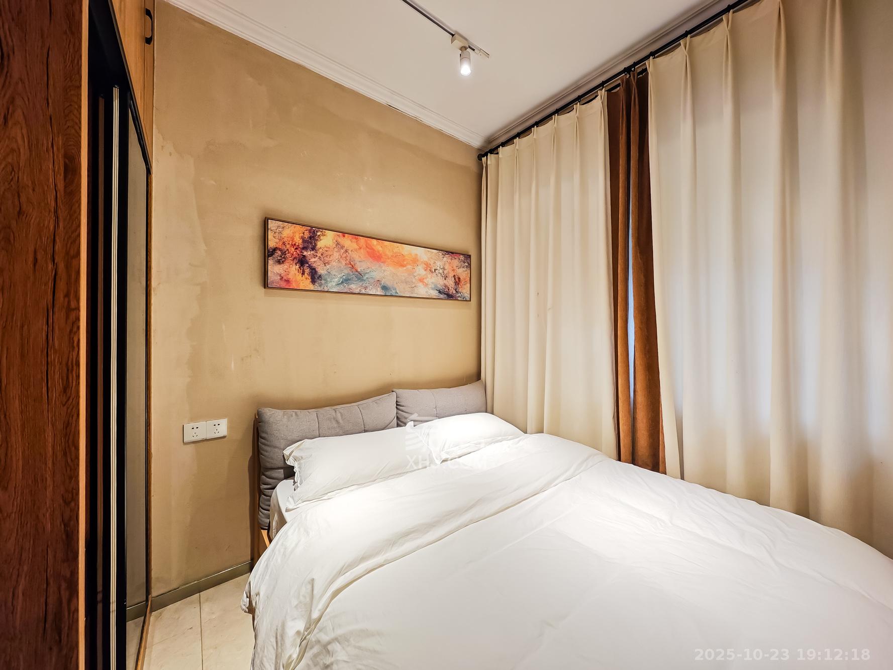 绿地海外滩一期 5室2厅3卫 380.0万 绿地海外滩一期 5室2厅3卫 380.0万卧室