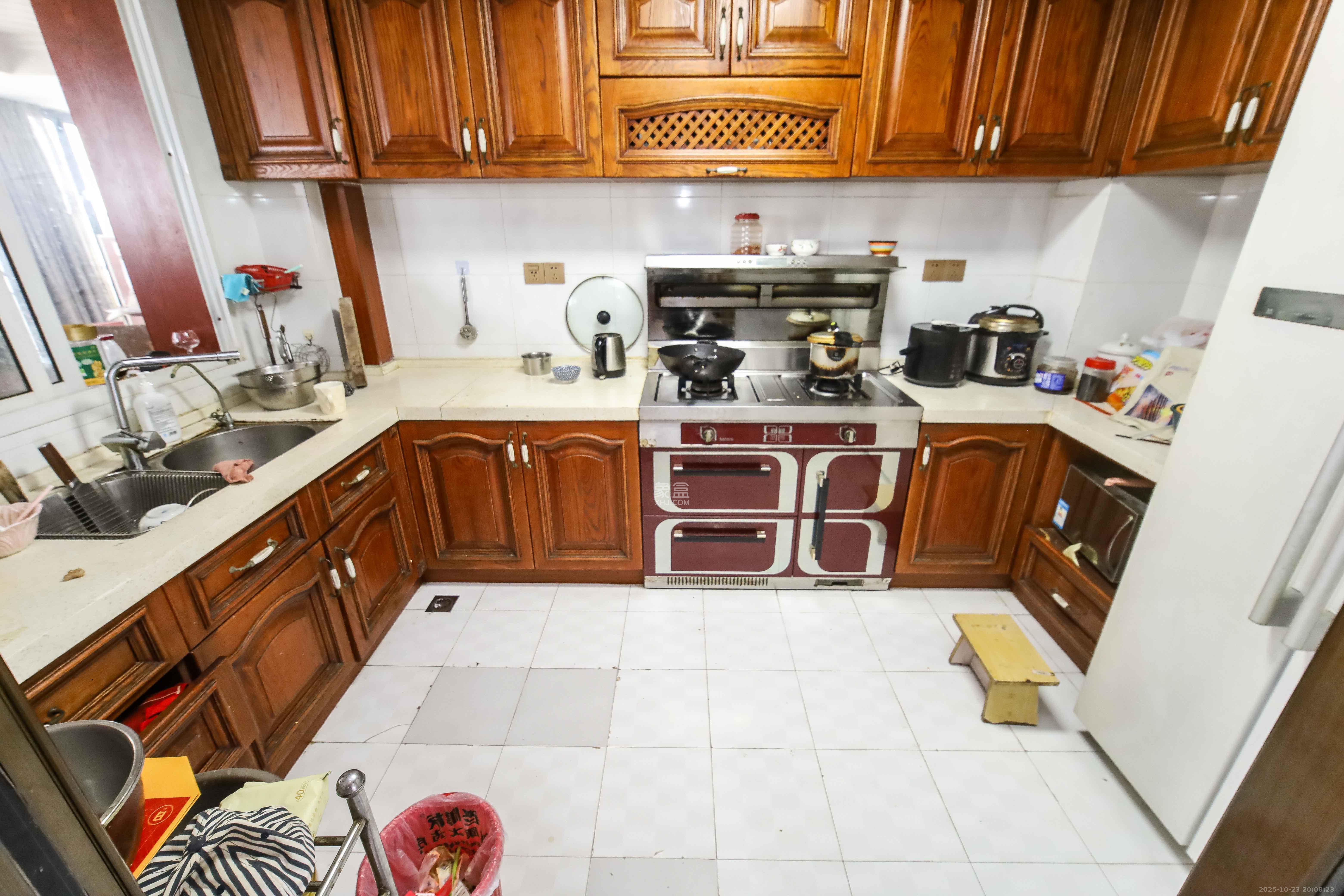 东方芙蓉  3室2厅2卫    108.0万厨房