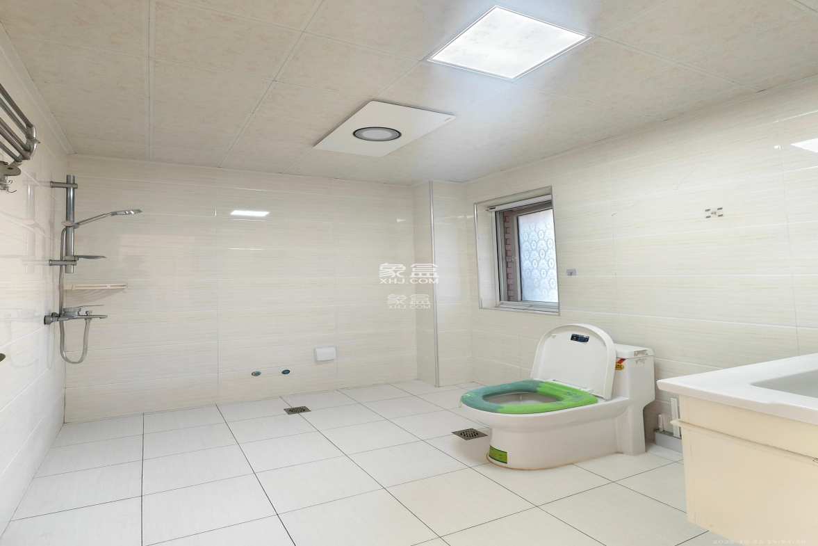 山水湾 3室2厅2卫 2300.0元/月 山水湾 3室2厅2卫 2300.0元/月室内图