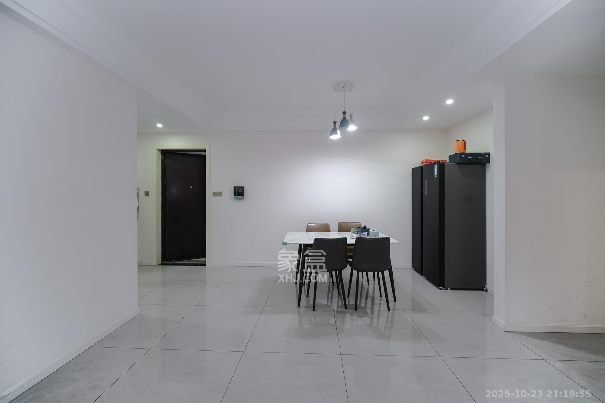 三一街区  3室2厅2卫    92.8万客厅